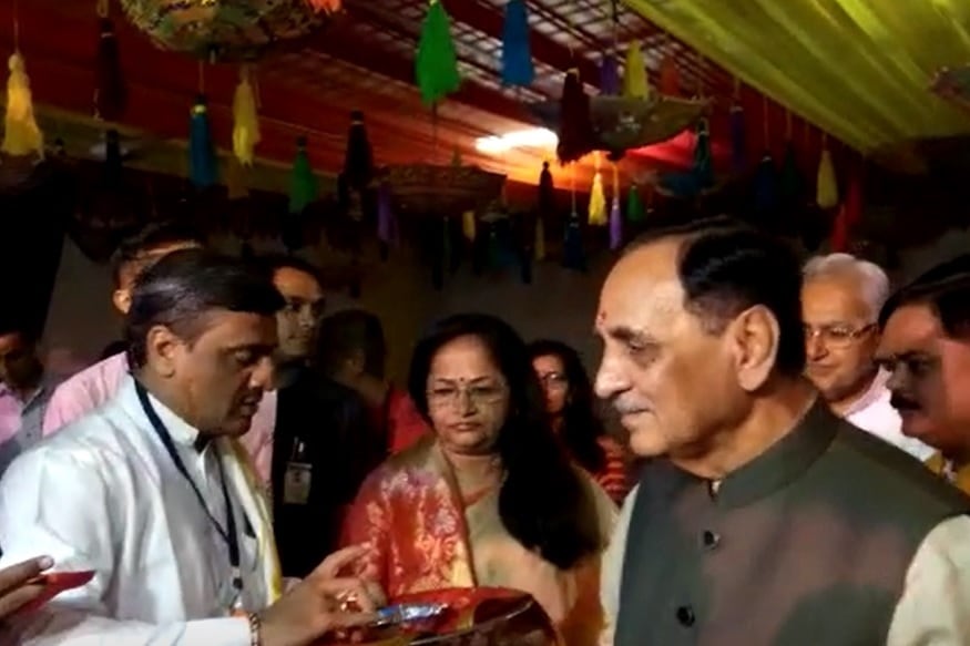 ભાદરવી પૂનમના મહામેળા દરમિયાન સવારે 6.15થી રાત્રે 1.30 સુધી મા અંબાનાં દર્શન થઇ શકશે. બપોરે 11.30થી 12.30 અને સાંજે 5 થી 7 દરમિયાન દર્શન બંધ રહેશે. ભાદરવી પૂનમના મહામેળા માટે અનેક પગપાળા સંઘોનું શનિવારથી જ આગમન શરૂ થઇ ગયું છે. ભાદરવી પૂનમના મહામેળા દરમિયાન સવારે 6.15થી રાત્રે 1.30 સુધી મા અંબાનાં દર્શન થઇ શકશે. બપોરે 11.30થી 12.30 અને સાંજે 5 થી 7 દરમિયાન દર્શન બંધ રહેશે. ભાદરવી પૂનમના મહામેળા માટે અનેક પગપાળા સંઘોનું શનિવારથી જ આગમન શરૂ થઇ ગયું છે.