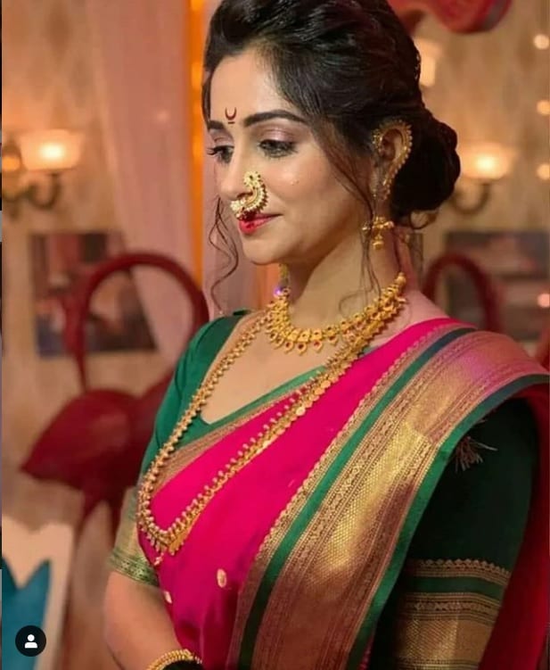 આ સાથે જ તેણે ટ્રેડિશનલ નથ અને માથે મરાઠી ચાંદલો લગાવ્યો છે જેમાં તે અતિ સુંદર લાગે છે. (Photo: Instagram) આ સાથે જ તેણે ટ્રેડિશનલ નથ અને માથે મરાઠી ચાંદલો લગાવ્યો છે જેમાં તે અતિ સુંદર લાગે છે. (Photo: Instagram)