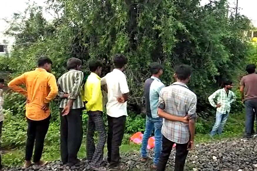 આ મામલે મળતી માહિતી પ્રમાણે બનાસકાંઠાના દિયોદર રેલવે ફાટક પાસે એક યુવતીએ ટ્રેન નીચે પડતું મુક્યું છે. તેની ઘટના સ્થળે જ મોત નીપજી છે. આ ખબર વાયુવેગે પંથકમાં ફેલાતા લોકોનાં ટોળે ટોળા આ જોવા આવ્યાં હતાં. આ મામલે મળતી માહિતી પ્રમાણે બનાસકાંઠાના દિયોદર રેલવે ફાટક પાસે એક યુવતીએ ટ્રેન નીચે પડતું મુક્યું છે. તેની ઘટના સ્થળે જ મોત નીપજી છે. આ ખબર વાયુવેગે પંથકમાં ફેલાતા લોકોનાં ટોળે ટોળા આ જોવા આવ્યાં હતાં.