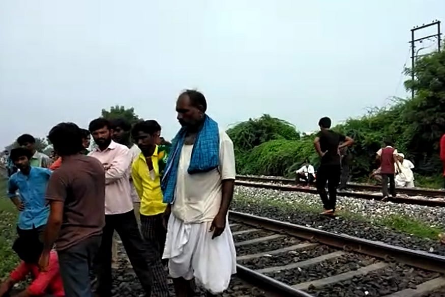 હાલ આ યુવતી પાસેથી કોઇ સુસાઇડ નોટ મળી નથી. જેના કારણે પોલીસ યુવતીનાં પરિવાર અને મિત્રોની પૂછપરછ પ્રક્રિયા હાથ ધરી છે. યુવતીએ લીધેલા અંતિમ પગલું કેમ ભર્યું તે સામે આવ્યું નથી. હાલ આ યુવતી પાસેથી કોઇ સુસાઇડ નોટ મળી નથી. જેના કારણે પોલીસ યુવતીનાં પરિવાર અને મિત્રોની પૂછપરછ પ્રક્રિયા હાથ ધરી છે. યુવતીએ લીધેલા અંતિમ પગલું કેમ ભર્યું તે સામે આવ્યું નથી.