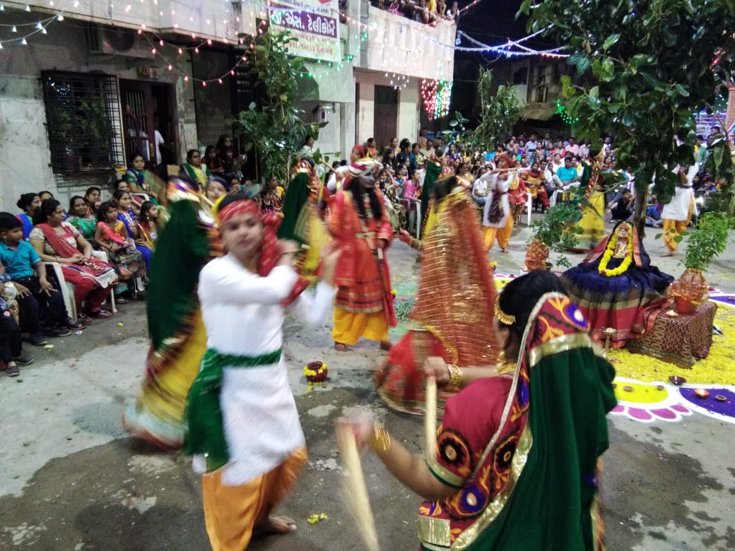 આજના આધુનિક યુગમાં પહેલા શેરી ગરબા ગવાતા હતા જે આજે ધીરે ધીરે લુપ્ત થઇ રહ્યાં છે. આજનાં યુગમાં ડીજે અને પાર્ટી પ્લોટોમાં ગરબા માણતી આજની પેઢીને અસલ શેરી ગરબા યાદ પણ નથી. ત્યારે અહીં અનેક ગ્રુપમાં મહિલાઓ શેરી ગરબા કરે છે. આજના આધુનિક યુગમાં પહેલા શેરી ગરબા ગવાતા હતા જે આજે ધીરે ધીરે લુપ્ત થઇ રહ્યાં છે. આજનાં યુગમાં ડીજે અને પાર્ટી પ્લોટોમાં ગરબા માણતી આજની પેઢીને અસલ શેરી ગરબા યાદ પણ નથી. ત્યારે અહીં અનેક ગ્રુપમાં મહિલાઓ શેરી ગરબા કરે છે.