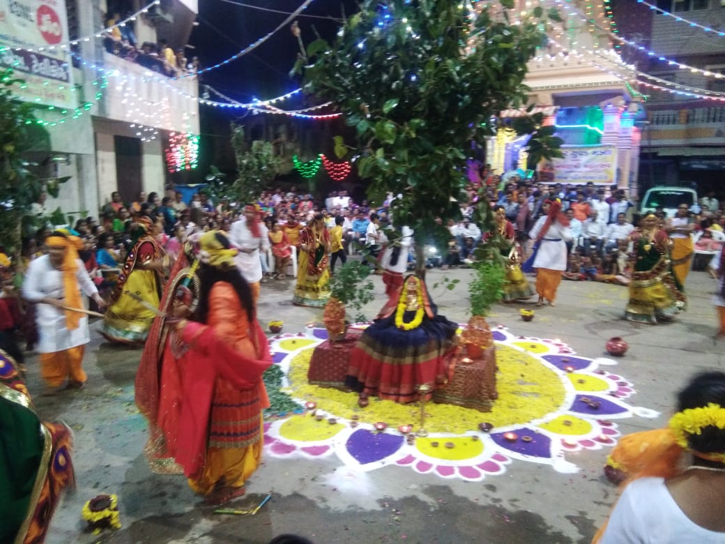 રાજપીપલાના વતની અને અમેરિકામાં સ્થાયી થયેલા NRI અસિત બક્ષી દ્વારા શેરી ગરબાને જીવંત રાખવા અને માતાજીના ઓરીજનલ ગરબાને પ્રાધાન્ય આપી કોઈપણ ફી વગર શેરી ગરબાનું ભવ્ય આયોજન થાય છે. રાજપીપલાના વતની અને અમેરિકામાં સ્થાયી થયેલા NRI અસિત બક્ષી દ્વારા શેરી ગરબાને જીવંત રાખવા અને માતાજીના ઓરીજનલ ગરબાને પ્રાધાન્ય આપી કોઈપણ ફી વગર શેરી ગરબાનું ભવ્ય આયોજન થાય છે.