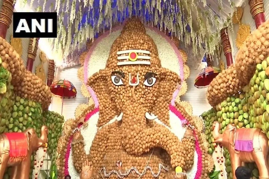 ગણેશ ચતુર્થીની આજે દેશભરમાં ધૂમધામથી ઉજવણી કરવામાં આવી રહી છે. દેશના અનેક શહેરોમાં ગણપતિ બાપ્પાની ભવ્ય અને મનોહર મૂર્તિઓ સ્થાપિત કરવામાં આવી છે. ક્યાંક લંબોદરની ઇકો ફ્રેન્ડલી મૂર્તિ સ્થાપિત કરવામાં આવી છે તો ક્યાંક સિદ્ધિવિનાયકના પંડાલમાં સાયન્સ અને ટેકનોલોજીનો સંદેશો આપવામાં આવી રહ્યો છે. આ વખતે બેંગલુરુની ગણેશ મૂર્તિ વિશે સૌથી વધુ ચર્ચા થઈ રહી છે, કારણ કે આજે એટલે કે 2 સપ્ટેમ્બરના રોજ ગણેશ ચતુર્થીની સાથે વિશ્વ નાળિયેર દિવસ પણ છે. આ જ કારણ છે કે બેંગલુરુમાં ગણપતિ બાપ્પાની નાળિયેરની પ્રતિમા બનાવવામાં આવી છે. ગણેશ ચતુર્થીની આજે દેશભરમાં ધૂમધામથી ઉજવણી કરવામાં આવી રહી છે. દેશના અનેક શહેરોમાં ગણપતિ બાપ્પાની ભવ્ય અને મનોહર મૂર્તિઓ સ્થાપિત કરવામાં આવી છે. ક્યાંક લંબોદરની ઇકો ફ્રેન્ડલી મૂર્તિ સ્થાપિત કરવામાં આવી છે તો ક્યાંક સિદ્ધિવિનાયકના પંડાલમાં સાયન્સ અને ટેકનોલોજીનો સંદેશો આપવામાં આવી રહ્યો છે. આ વખતે બેંગલુરુની ગણેશ મૂર્તિ વિશે સૌથી વધુ ચર્ચા થઈ રહી છે, કારણ કે આજે એટલે કે 2 સપ્ટેમ્બરના રોજ ગણેશ ચતુર્થીની સાથે વિશ્વ નાળિયેર દિવસ પણ છે. આ જ કારણ છે કે બેંગલુરુમાં ગણપતિ બાપ્પાની નાળિયેરની પ્રતિમા બનાવવામાં આવી છે.