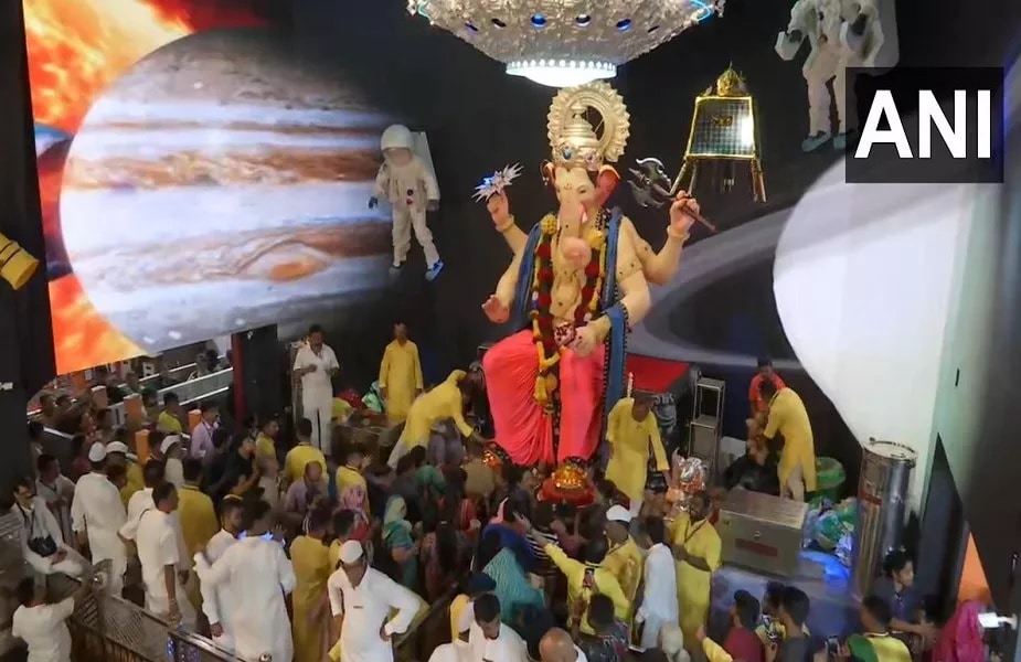 મુંબઈની વાત કરીએ તો લાલબાગના રાજાનું પંડાલ પણ ખૂબ આકર્ષક બનાવવામાં આવ્યું છે. આ વખતે 'ચંદ્રયાન 2' ની થીમ પર લાલબાગના રાજાનું પંડાલ તૈયાર કરાયું છે. આમાંથી એવું જોવા મળે છે કે જાણે ભગવાન ગણેશ ચંદ્ર પર આવી ગયા છે. અંતરિક્ષયાનથી લઈને અવકાશયાત્રીઓ પણ પંડાલમાં જોવા મળે છે. મુંબઈની વાત કરીએ તો લાલબાગના રાજાનું પંડાલ પણ ખૂબ આકર્ષક બનાવવામાં આવ્યું છે. આ વખતે 'ચંદ્રયાન 2' ની થીમ પર લાલબાગના રાજાનું પંડાલ તૈયાર કરાયું છે. આમાંથી એવું જોવા મળે છે કે જાણે ભગવાન ગણેશ ચંદ્ર પર આવી ગયા છે. અંતરિક્ષયાનથી લઈને અવકાશયાત્રીઓ પણ પંડાલમાં જોવા મળે છે.