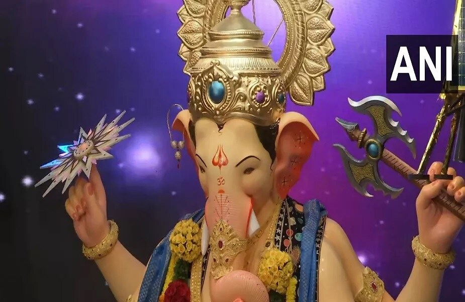 દર વખતની જેમ આ વખતે પણ લાલબાગના રાજાની પ્રતિમા ખૂબ જ આકર્ષક છે. લાલ કપડા પહેરીને પીળો દુપટ્ટો પહેરેલો છે. લાલ બાગ ચા રાજાએ સોનાનો મુગટ ધારણ કરેલો છે અને તેની પાસે ચાંદીની ગદા છે. ભગવાનના દર્શન કરવા માટે દર વર્ષે લગભગ 5 કિ.મી.ની લાંબી કતાર હોય છે. દર વખતની જેમ આ વખતે પણ લાલબાગના રાજાની પ્રતિમા ખૂબ જ આકર્ષક છે. લાલ કપડા પહેરીને પીળો દુપટ્ટો પહેરેલો છે. લાલ બાગ ચા રાજાએ સોનાનો મુગટ ધારણ કરેલો છે અને તેની પાસે ચાંદીની ગદા છે. ભગવાનના દર્શન કરવા માટે દર વર્ષે લગભગ 5 કિ.મી.ની લાંબી કતાર હોય છે.
