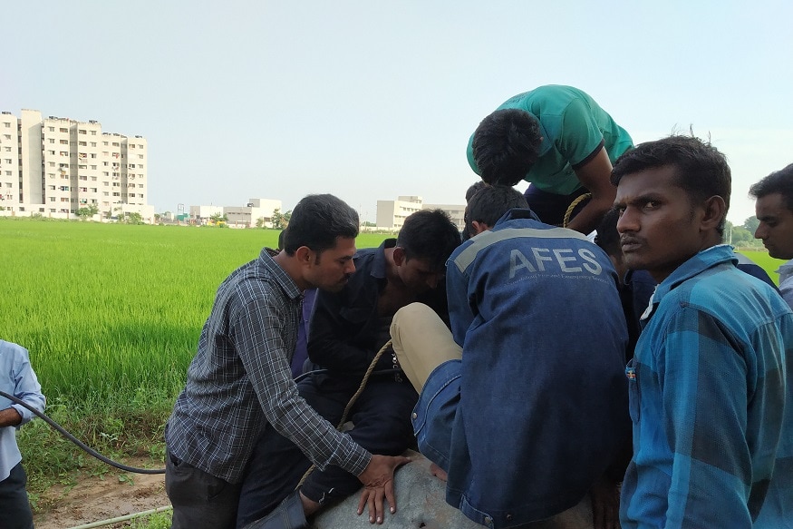 જો કે ડ્રેનેજ લાઇનામાં વરસાદી પાણીનો ભરાવો હોવાથી મોડી સાંજ સુધી મહેનત બાદ પણ વિશાલના મૃતદેહને પોલીસ શોધી શકી ન હતી. જેથી હવે ફાયરબ્રિગેડ દ્વારા ડ્રેનેજ લાઇનમાંથી પાણી કાઢીને વિશાલના મૃતદેહને શોધવામાં આવશે. વિશાલ પટેલ 27મી જૂનથી ગુમ હતો. જેની ફરિયાદ વિશાલના પરિવારજનો દ્વારા કૃષ્ણનગર પોલીસ સ્ટેશનમાં કરવામાં આવી હતી. જો કે ડ્રેનેજ લાઇનામાં વરસાદી પાણીનો ભરાવો હોવાથી મોડી સાંજ સુધી મહેનત બાદ પણ વિશાલના મૃતદેહને પોલીસ શોધી શકી ન હતી. જેથી હવે ફાયરબ્રિગેડ દ્વારા ડ્રેનેજ લાઇનમાંથી પાણી કાઢીને વિશાલના મૃતદેહને શોધવામાં આવશે. વિશાલ પટેલ 27મી જૂનથી ગુમ હતો. જેની ફરિયાદ વિશાલના પરિવારજનો દ્વારા કૃષ્ણનગર પોલીસ સ્ટેશનમાં કરવામાં આવી હતી.