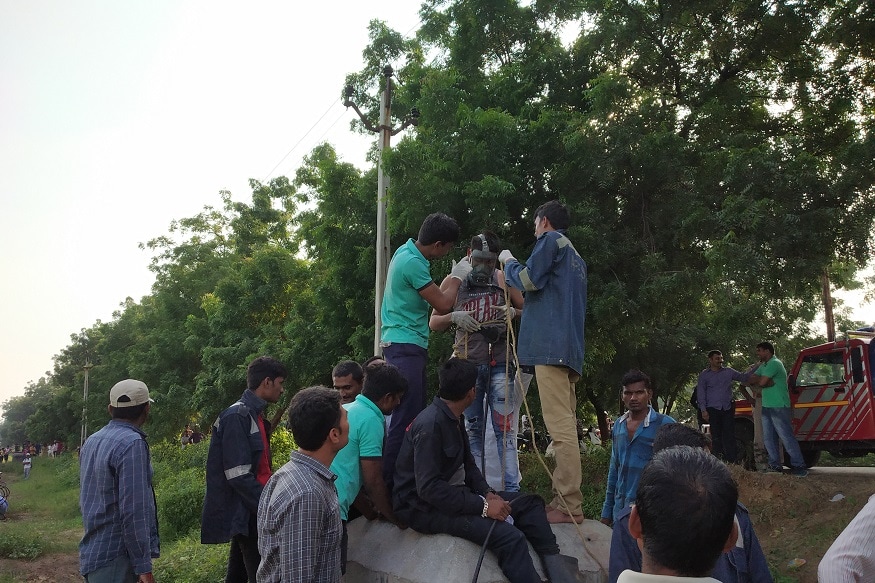 ગાંધીનગરમાં (Gandhinagar) થયેલ ત્રણ હત્યાના (Murder) આરોપી સીરિયલ કિલરની (Serial killer) પૂછપરછમાં ચોંકાવનારો ખુલાસો થયો છે. આરોપી સીરિયલ કિલરે વધુ એક હત્યા કરી હોવાની કબૂલાત કરી છે. સીરિયલ કિલર મોનીશ નાયકે કૃષ્ણનગર પોલીસ સ્ટેશન (krushnanagar police station)વિસ્તારમાં રહેતા વિશાલ પટેલની હત્યા કરી હતી. (ઋત્વિજ સોની, અમદાવાદ) ગાંધીનગરમાં (Gandhinagar) થયેલ ત્રણ હત્યાના (Murder) આરોપી સીરિયલ કિલરની (Serial killer) પૂછપરછમાં ચોંકાવનારો ખુલાસો થયો છે. આરોપી સીરિયલ કિલરે વધુ એક હત્યા કરી હોવાની કબૂલાત કરી છે. સીરિયલ કિલર મોનીશ નાયકે કૃષ્ણનગર પોલીસ સ્ટેશન (krushnanagar police station)વિસ્તારમાં રહેતા વિશાલ પટેલની હત્યા કરી હતી. (ઋત્વિજ સોની, અમદાવાદ)
