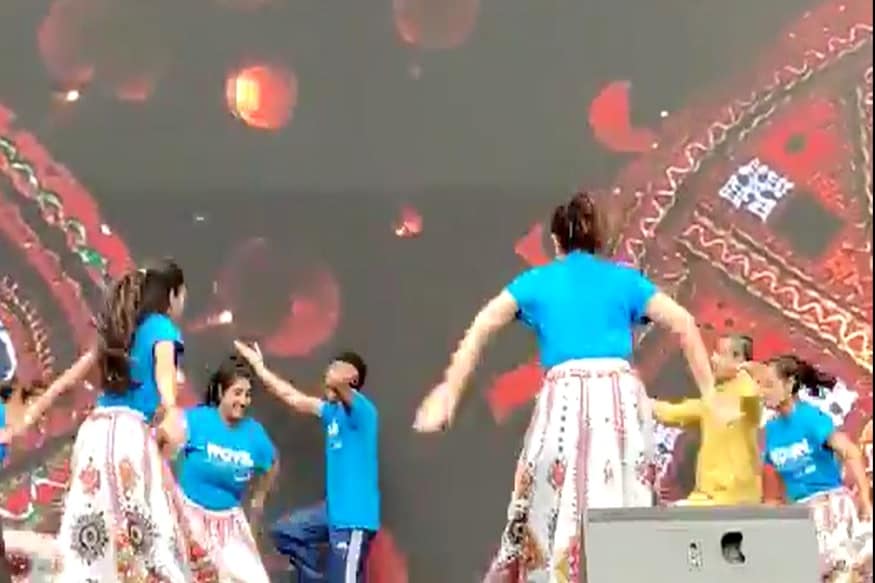 ન્યૂઝ18 ગુજરાતી : ભારતના (India) વડા પ્રધાન નરેન્દ્ર મોદી (Prime Minister Narendra Modi) આજે હ્યુસ્ટનના (Houston) એનઆરજી સ્ટેડિયમ (NRG Stadium) ખાતે હાઉડી મોદી (Howdy Modi) ભારતીય સમુદાયને સંબોધિત કરવાના છે. ભારતમાં બીજી વખત સત્તા ઉપર આવ્યા બાદ આ પહેલો અવસર છે જ્યારે મોદી અમેરિકામાં વસતા ભારતીયોને સંબોધિત કરવના છે. આ ઉપરાંત આ પહેલીવાર છે જ્યારે અમેરિકી રાષ્ટ્રપતિ ડોનાલ્ડ ટ્રમ્પ (Donald Trump) આટલી મોટી સંખ્યામાં ભારતીય સમુદાયને સંબોધિત કરવાના છે. ન્યૂઝ18 ગુજરાતી : ભારતના (India) વડા પ્રધાન નરેન્દ્ર મોદી (Prime Minister Narendra Modi) આજે હ્યુસ્ટનના (Houston) એનઆરજી સ્ટેડિયમ (NRG Stadium) ખાતે હાઉડી મોદી (Howdy Modi) ભારતીય સમુદાયને સંબોધિત કરવાના છે. ભારતમાં બીજી વખત સત્તા ઉપર આવ્યા બાદ આ પહેલો અવસર છે જ્યારે મોદી અમેરિકામાં વસતા ભારતીયોને સંબોધિત કરવના છે. આ ઉપરાંત આ પહેલીવાર છે જ્યારે અમેરિકી રાષ્ટ્રપતિ ડોનાલ્ડ ટ્રમ્પ (Donald Trump) આટલી મોટી સંખ્યામાં ભારતીય સમુદાયને સંબોધિત કરવાના છે.