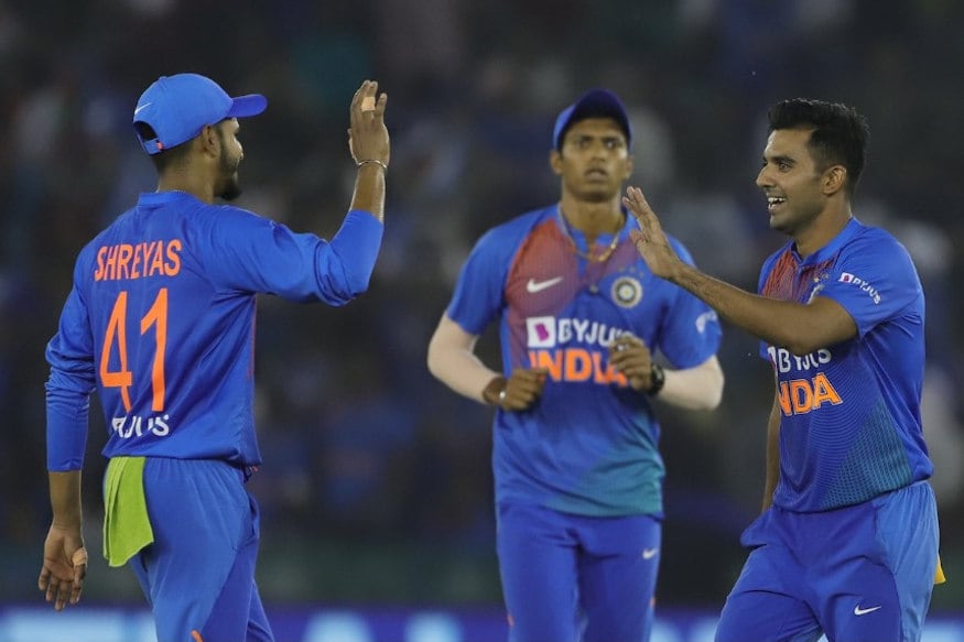 મોહાલી : બીજી ટી20માં ભારતે સાઉથ આફ્રિકા (India vs South Africa)ને 7 વિકેટથી હરાવી દીધું. ભારતે 150 રનનો ટાર્ગેટ 19 ઓવરમાં પાર કરી દીધો. 3 મેચોની ટી20 સીરીઝમાં ટીમ ઈન્ડિયા 1-0થી આગળ થઈ ગઈ છે. નોંધનીય છે કે, ટીમ ઈન્ડિયાએ ક્રિકેટના દરેક મોરચે શાનદાર પ્રદર્શન કરતાં પહેલીવાર પોતાના હોમગ્રાઉન્ડ પર સાઉથ આફ્રિકાને હરાવ્યું છે. આવો જાણીએ ભારતીય ટીમના જબરદસ્ત જીતના 5 મહત્વના કારણો... મોહાલી : બીજી ટી20માં ભારતે સાઉથ આફ્રિકા (India vs South Africa)ને 7 વિકેટથી હરાવી દીધું. ભારતે 150 રનનો ટાર્ગેટ 19 ઓવરમાં પાર કરી દીધો. 3 મેચોની ટી20 સીરીઝમાં ટીમ ઈન્ડિયા 1-0થી આગળ થઈ ગઈ છે. નોંધનીય છે કે, ટીમ ઈન્ડિયાએ ક્રિકેટના દરેક મોરચે શાનદાર પ્રદર્શન કરતાં પહેલીવાર પોતાના હોમગ્રાઉન્ડ પર સાઉથ આફ્રિકાને હરાવ્યું છે. આવો જાણીએ ભારતીય ટીમના જબરદસ્ત જીતના 5 મહત્વના કારણો...