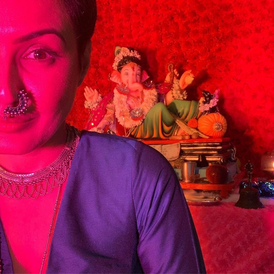 તેથી મે વિચારવા માટે સમય માંગ્યો. એક ફેઇલ લગ્ન અને ઘણી વખત દિલ તુટ્યા બાદ મે લગ્ન અને પ્રેમ અંગે વિચારવાનું જ છોડી દીધુ હતું. એક સમય હતો જ્યારે હું લગ્નની વિરોધમાં હતી. પણ શલભે લગ્નમાં મારો વિશ્વાસ જગાવ્યો. હવે એક 16 વર્ષની યુવતીની જેમ હું તેનાં પ્રેમમાં છું. તેથી મે વિચારવા માટે સમય માંગ્યો. એક ફેઇલ લગ્ન અને ઘણી વખત દિલ તુટ્યા બાદ મે લગ્ન અને પ્રેમ અંગે વિચારવાનું જ છોડી દીધુ હતું. એક સમય હતો જ્યારે હું લગ્નની વિરોધમાં હતી. પણ શલભે લગ્નમાં મારો વિશ્વાસ જગાવ્યો. હવે એક 16 વર્ષની યુવતીની જેમ હું તેનાં પ્રેમમાં છું.