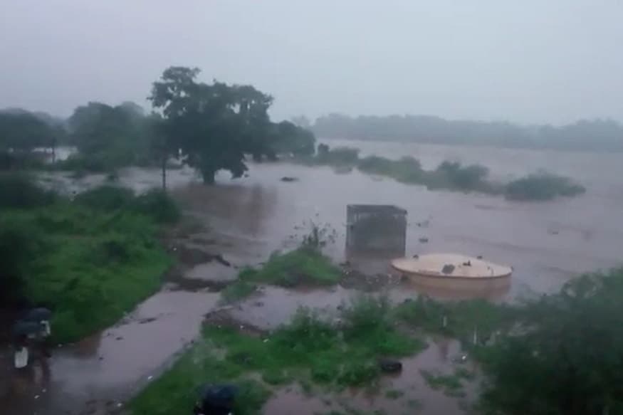 આવતી કાલે શનિવારે રાજ્યનાં અનેક વિસ્તારોમાં ભારે વરસાદની આગાહી છે. વડોદરા, અમદાવાદ, ગાંધીનગરમાં સારા વરસાદની આગાહી છે. આ સાથે દક્ષિણ ગુજરાતનાં સુરત, ભરૂચ, નવસારી, વલસાડમાં અતિભારે વરસાદ પડવાની સંભાવના છે. સૌરાષ્ટ્રના પોરબંદર, જૂનાગઢ અને દ્વારકામાં ભારે વરસાદ પડવાની આગાહી કરવામાં આવી છે. આવતી કાલે શનિવારે રાજ્યનાં અનેક વિસ્તારોમાં ભારે વરસાદની આગાહી છે. વડોદરા, અમદાવાદ, ગાંધીનગરમાં સારા વરસાદની આગાહી છે. આ સાથે દક્ષિણ ગુજરાતનાં સુરત, ભરૂચ, નવસારી, વલસાડમાં અતિભારે વરસાદ પડવાની સંભાવના છે. સૌરાષ્ટ્રના પોરબંદર, જૂનાગઢ અને દ્વારકામાં ભારે વરસાદ પડવાની આગાહી કરવામાં આવી છે.