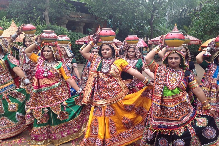 નવરાત્રીમા ચણિયાચોળીમાં કચ્છી રાજસ્થાની સ્ટાઈલ સૌથી વધારે ફેમસ છે પરંતુ આ વર્ષે અફઘાની ચણિયાચોળી પણ લોકો અપનાવી રહ્યા છે. આ સાથે ચણિયાચોળી પર હવે ઓક્સોડાઈઝ ઓછું અને કચ્છી વર્ક વાળા ભરતકામ વાળા ઓરનામેન્ટ લોકો વધારે અપનાવે છે. નવરાત્રીમા ચણિયાચોળીમાં કચ્છી રાજસ્થાની સ્ટાઈલ સૌથી વધારે ફેમસ છે પરંતુ આ વર્ષે અફઘાની ચણિયાચોળી પણ લોકો અપનાવી રહ્યા છે. આ સાથે ચણિયાચોળી પર હવે ઓક્સોડાઈઝ ઓછું અને કચ્છી વર્ક વાળા ભરતકામ વાળા ઓરનામેન્ટ લોકો વધારે અપનાવે છે.