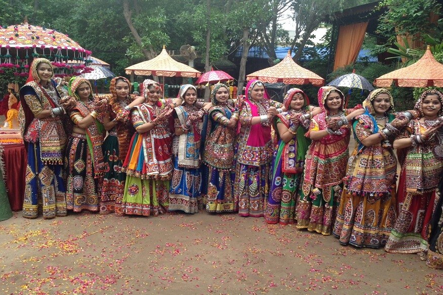 ધીમે ધીમે ગુજરાતની ઓળખ નવરાત્રી (Navratri) હવે બોલિવૂડમાં ફેમસ થઈ ચૂકી છે. એક સમયે ગુજરાતી ગરબા (Gujarati Garaba)પર ગરબે ઘુમતાં ખૈલેયાઓ હવે હિન્દી બોલિવૂડ (Hindi)(Bollywood)ગીતો પર ગરબે ઘુમે છે. ત્યારે પ્રાચીન ઓળખ સાથે આપણી સંસ્કૃત્તિ સચવાય રહે તે હેતુસર અમદાવાદના (Ahmedabad) 100 જેટલાં યુવક યુવતીઓએ ખાસ નવરાત્રીની તૈયારીઓ કરી છે. અમદાવાદના 20 વર્ષ જૂના પનઘટ ગ્રૂપના (Panghat Group) યુવક અને યુવતીઓએ આ વર્ષે પ્રાચીન ગરબાને વળગી રહીને નવાં સ્ટેપ્સની સાથે ટ્રેડિશનલ ચણિયાચોળી તૈયાર કર્યા છે. જેમાં આ વર્ષે રાજસ્થાની રજવાડી, કચ્છી લૂકને પ્રાધાન્ય આપવામાં આવ્યું છે. આ વર્ષની ખાસ વાત એ છે કે ખેલૈયાઓ માટે આ વર્ષે ભારતીય અને ગુજરાતની ઓળખ સમા કચ્છ પહેરવેશ (Kutch Dress)પહેરીને અવનવાં સ્ટેપ્સ કરશે. (દીપિકા ખુમાણ, અમદાવાદ) ધીમે ધીમે ગુજરાતની ઓળખ નવરાત્રી (Navratri) હવે બોલિવૂડમાં ફેમસ થઈ ચૂકી છે. એક સમયે ગુજરાતી ગરબા (Gujarati Garaba)પર ગરબે ઘુમતાં ખૈલેયાઓ હવે હિન્દી બોલિવૂડ (Hindi)(Bollywood)ગીતો પર ગરબે ઘુમે છે. ત્યારે પ્રાચીન ઓળખ સાથે આપણી સંસ્કૃત્તિ સચવાય રહે તે હેતુસર અમદાવાદના (Ahmedabad) 100 જેટલાં યુવક યુવતીઓએ ખાસ નવરાત્રીની તૈયારીઓ કરી છે. અમદાવાદના 20 વર્ષ જૂના પનઘટ ગ્રૂપના (Panghat Group) યુવક અને યુવતીઓએ આ વર્ષે પ્રાચીન ગરબાને વળગી રહીને નવાં સ્ટેપ્સની સાથે ટ્રેડિશનલ ચણિયાચોળી તૈયાર કર્યા છે. જેમાં આ વર્ષે રાજસ્થાની રજવાડી, કચ્છી લૂકને પ્રાધાન્ય આપવામાં આવ્યું છે. આ વર્ષની ખાસ વાત એ છે કે ખેલૈયાઓ માટે આ વર્ષે ભારતીય અને ગુજરાતની ઓળખ સમા કચ્છ પહેરવેશ (Kutch Dress)પહેરીને અવનવાં સ્ટેપ્સ કરશે. (દીપિકા ખુમાણ, અમદાવાદ)