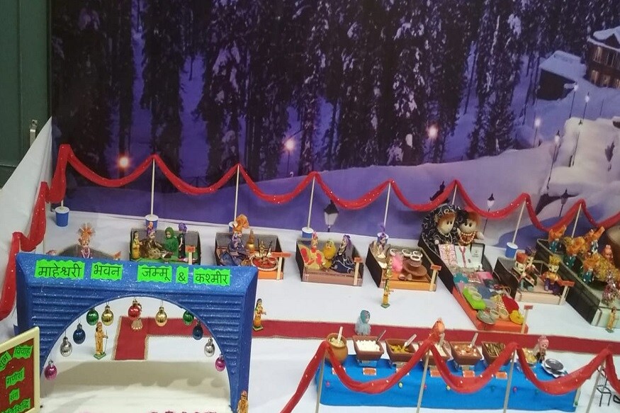 થલતેજ વિસ્તારમાં મહેશ્વરી પરિવાર દ્વારા ગણપતિની સ્થાપના કરવામાં આવી છે. ગણેશજીને કાશ્મીરની અનોખી થીમ પર બિરાજમાન કરવામાં આવ્યા છે. (હર્મેશ સુખડીયા, અમદાવાદ ) થલતેજ વિસ્તારમાં મહેશ્વરી પરિવાર દ્વારા ગણપતિની સ્થાપના કરવામાં આવી છે. ગણેશજીને કાશ્મીરની અનોખી થીમ પર બિરાજમાન કરવામાં આવ્યા છે. (હર્મેશ સુખડીયા, અમદાવાદ )