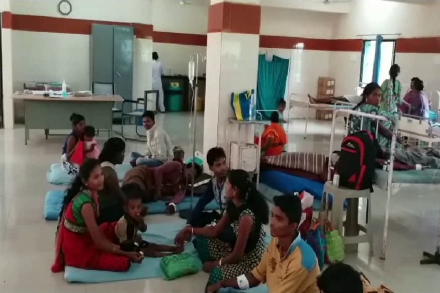 સામાન્ય રીતે આદિવાસી વિસ્તાર ગણાતા માંડવી પંથકમાં આ સરકારી હોસ્પિટલ સંજીવની સમાન હોય છે. રાજ્ય સરકાર અને આરોગ્ય વિભાગ દ્વારા મોટા ઉપાડે હોસ્પિટલને મોટી તો બનાવી દેવાય પણ અહીં સુવિધાના નામે મીંડું જોવા મળી રહ્યું છે. સામાન્ય રીતે આદિવાસી વિસ્તાર ગણાતા માંડવી પંથકમાં આ સરકારી હોસ્પિટલ સંજીવની સમાન હોય છે. રાજ્ય સરકાર અને આરોગ્ય વિભાગ દ્વારા મોટા ઉપાડે હોસ્પિટલને મોટી તો બનાવી દેવાય પણ અહીં સુવિધાના નામે મીંડું જોવા મળી રહ્યું છે.
