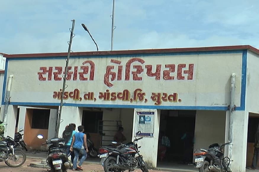 સુરત જિલ્લાના માંડવીની રેફરલ હોસ્પિટલમાં જરૂરી બેડની અછત, સ્ટાફના અભાવના કારણે દર્દીઓ પરેશાન થઇ રહ્યા છે. ત્રણ તાલુકાના લોકો સારવાર માટે આવવા છતાં ત્રણ વર્ષથી મહેકમની માંગ પણ સંતોષાઇ નથી. આખરે દર્દીઓ મુશ્કેલીનો સામનો વેઠવાનો વારો આવ્યો છે. (કેતન પટેલ, સુરત) સુરત જિલ્લાના માંડવીની રેફરલ હોસ્પિટલમાં જરૂરી બેડની અછત, સ્ટાફના અભાવના કારણે દર્દીઓ પરેશાન થઇ રહ્યા છે. ત્રણ તાલુકાના લોકો સારવાર માટે આવવા છતાં ત્રણ વર્ષથી મહેકમની માંગ પણ સંતોષાઇ નથી. આખરે દર્દીઓ મુશ્કેલીનો સામનો વેઠવાનો વારો આવ્યો છે. (કેતન પટેલ, સુરત)
