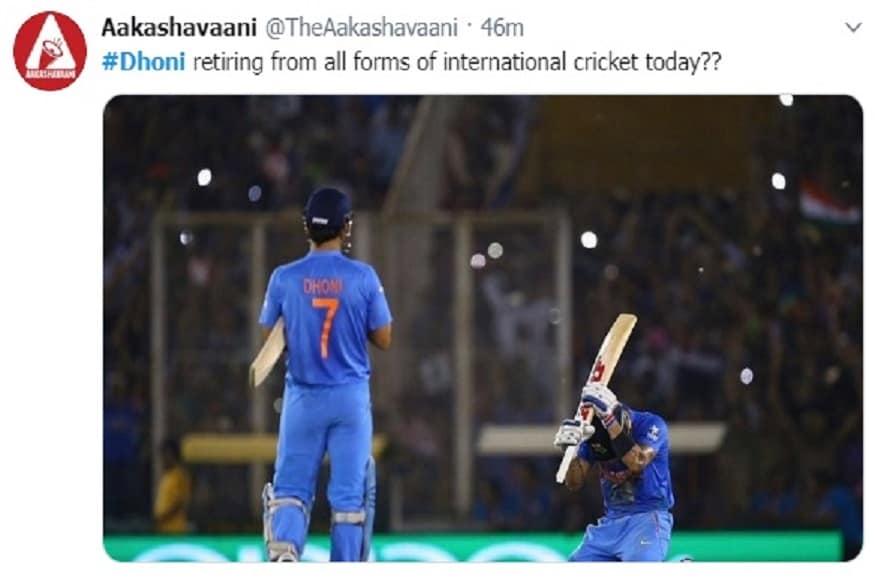 વિરાટ કોહલી(Virat Kohli)ના આ ટ્વિટ પછી પ્રશંસકોને લાગી રહ્યું છે કે એમએસ ધોની આજે નિવૃત્તિની જાહેરાત કરી શકે છે. કારણ કે ભારતીય કેપ્ટને જે મેચની તસવીર મુકી છે તે આજના દિવસે રમાઈ હતી. સાથે ધોનીએ આજના દિવસે કોઈ એવી સિદ્ધિ મેળવી હતી, જેના કારણે વિરાટ કોહલી તેને યાદ કરી રહ્યો હોય. વિરાટ કોહલી(Virat Kohli)ના આ ટ્વિટ પછી પ્રશંસકોને લાગી રહ્યું છે કે એમએસ ધોની આજે નિવૃત્તિની જાહેરાત કરી શકે છે. કારણ કે ભારતીય કેપ્ટને જે મેચની તસવીર મુકી છે તે આજના દિવસે રમાઈ હતી. સાથે ધોનીએ આજના દિવસે કોઈ એવી સિદ્ધિ મેળવી હતી, જેના કારણે વિરાટ કોહલી તેને યાદ કરી રહ્યો હોય.