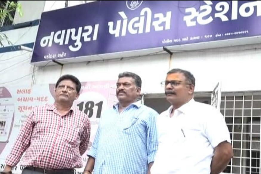 જોકે, ન્યૂઝ18ગુજરાતી તરફથી ફોનના રેકોર્ડિંગ અંગે પૂછવામાં આવતા દેવેન્દ્ર સુરતીએ કહ્યું હતું કે, મને રેકોર્ડિંગ કરતા આવડતું નથી એટલે મેં રેકોર્ડિંગ કર્યું નથી. જોકે, હું મરી જઉં અને મારા પરિવારને કંઇ થાય તો બી.સી.એના અધિકારીઓને જવાબદાર ગણવા. જોકે, ન્યૂઝ18ગુજરાતી તરફથી ફોનના રેકોર્ડિંગ અંગે પૂછવામાં આવતા દેવેન્દ્ર સુરતીએ કહ્યું હતું કે, મને રેકોર્ડિંગ કરતા આવડતું નથી એટલે મેં રેકોર્ડિંગ કર્યું નથી. જોકે, હું મરી જઉં અને મારા પરિવારને કંઇ થાય તો બી.સી.એના અધિકારીઓને જવાબદાર ગણવા.