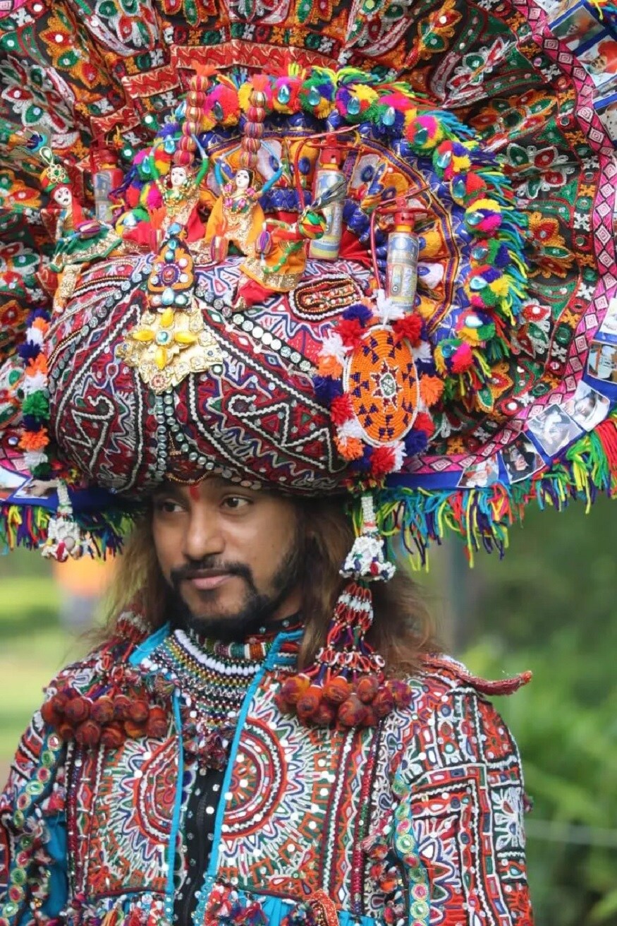 કહેવાય છે કે પાઘડી એ ભારતીય સંસ્કૃત્તિની ઓળખ છે. કોઈપણ વ્યક્તિનું ગૌરવ તેની શાન એ તેની પાઘડી છે. કહેવાય છે કે પાઘડી એ ભારતીય સંસ્કૃત્તિની ઓળખ છે. કોઈપણ વ્યક્તિનું ગૌરવ તેની શાન એ તેની પાઘડી છે.