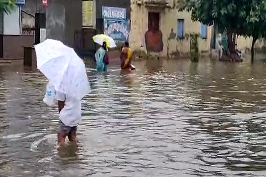 યશવંત પટેલ, પાટણ : આ વખતે રાજ્યમાં ભાદરવો ભરપૂર રહ્યો છે અને હજુ આગામી ચાર દિવસોમાં પણ ગુજરાતમાં અનેક જિલ્લાઓમાં મધ્યમથી ભારે વરસાદની આગાહી કરવામાં આવી છે. ત્યારે આજ સવારથી ઉત્તર ગુજરાતમાં વરસાદી માહોલ જોવા મળી રહ્યો છે. આજે સવારે માત્ર 6થી 8 કલાકમાં પાટણમાં 112 મિમી વરસાદ એટલે 4.48 ઇંચથી વધારે વરસાદ ખાબક્યો છે. ત્યારે દ્વારકા, સરસ્વતી અને માંગરોલમાં 1 ઇંચથી વધારે વરસાદ નોંધાયો છે. મહત્વનું છે કે આગામી ચાર દિવસ ઉત્તર ગુજરાત, સૌરાષ્ટ્રનાં અનેક જિલ્લાઓમાં ભારેથી અતિભારે વરસાદની આગાહી કરી છે. યશવંત પટેલ, પાટણ : આ વખતે રાજ્યમાં ભાદરવો ભરપૂર રહ્યો છે અને હજુ આગામી ચાર દિવસોમાં પણ ગુજરાતમાં અનેક જિલ્લાઓમાં મધ્યમથી ભારે વરસાદની આગાહી કરવામાં આવી છે. ત્યારે આજ સવારથી ઉત્તર ગુજરાતમાં વરસાદી માહોલ જોવા મળી રહ્યો છે. આજે સવારે માત્ર 6થી 8 કલાકમાં પાટણમાં 112 મિમી વરસાદ એટલે 4.48 ઇંચથી વધારે વરસાદ ખાબક્યો છે. ત્યારે દ્વારકા, સરસ્વતી અને માંગરોલમાં 1 ઇંચથી વધારે વરસાદ નોંધાયો છે. મહત્વનું છે કે આગામી ચાર દિવસ ઉત્તર ગુજરાત, સૌરાષ્ટ્રનાં અનેક જિલ્લાઓમાં ભારેથી અતિભારે વરસાદની આગાહી કરી છે.