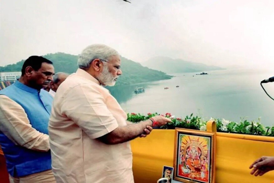 હિતેન્દ્ર બારોટ, ગાંધીનગર : ગુજરાતના સપૂત અને દેશના વડાપ્રધાન નરેન્દ્ર મોદી (Narendra Modi) પોતાના જન્મ દિવસે 17 સપ્ટેમ્બરનાં રોજ ગુજરાતમાં આવશે. તેઓ 16 સપ્ટેમ્બરથી બે દિવસનાં ગુજરાત પ્રવાસમાં આવી રહ્યાં છે. આ સાથે તેઓ જન્મ દિવસે સરદાર સરોવર ડેમની ઐતિહાસિક સપાટીનો ઉત્સવ ‘નમામી દેવી નર્મદે’ની ઉજવણી કરીને નર્મદાનાં નીરનાં વધામણાં કરશે. હિતેન્દ્ર બારોટ, ગાંધીનગર : ગુજરાતના સપૂત અને દેશના વડાપ્રધાન નરેન્દ્ર મોદી (Narendra Modi) પોતાના જન્મ દિવસે 17 સપ્ટેમ્બરનાં રોજ ગુજરાતમાં આવશે. તેઓ 16 સપ્ટેમ્બરથી બે દિવસનાં ગુજરાત પ્રવાસમાં આવી રહ્યાં છે. આ સાથે તેઓ જન્મ દિવસે સરદાર સરોવર ડેમની ઐતિહાસિક સપાટીનો ઉત્સવ ‘નમામી દેવી નર્મદે’ની ઉજવણી કરીને નર્મદાનાં નીરનાં વધામણાં કરશે.