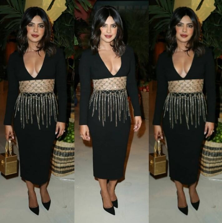 પ્રિયંકા ચોપડા (Priyanka Chopra At Fashion Show) આ ફેશન શોમાં ઑસ્કર ડી લા રેહતાના રનવે શોમાં ભાગ લેવા પહોંચી હતી. આ પ્રસંગે અભિનેત્રી બ્લેક આઉટફિટમાં જોવા મળી, જે ખૂબ સ્ટાઇલિશ લાગી રહી હતી પ્રિયંકા ચોપડા (Priyanka Chopra At Fashion Show) આ ફેશન શોમાં ઑસ્કર ડી લા રેહતાના રનવે શોમાં ભાગ લેવા પહોંચી હતી. આ પ્રસંગે અભિનેત્રી બ્લેક આઉટફિટમાં જોવા મળી, જે ખૂબ સ્ટાઇલિશ લાગી રહી હતી