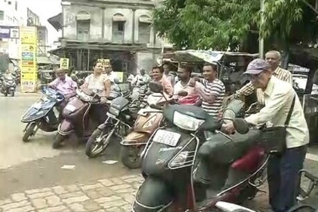 ટ્રાફિક નિયમોની સકારાત્મક અસર, વડોદરામાં PUC માટે વાહન ચાલકોની લાંબી લાઇનો ટ્રાફિક નિયમોની સકારાત્મક અસર, વડોદરામાં PUC માટે વાહન ચાલકોની લાંબી લાઇનો