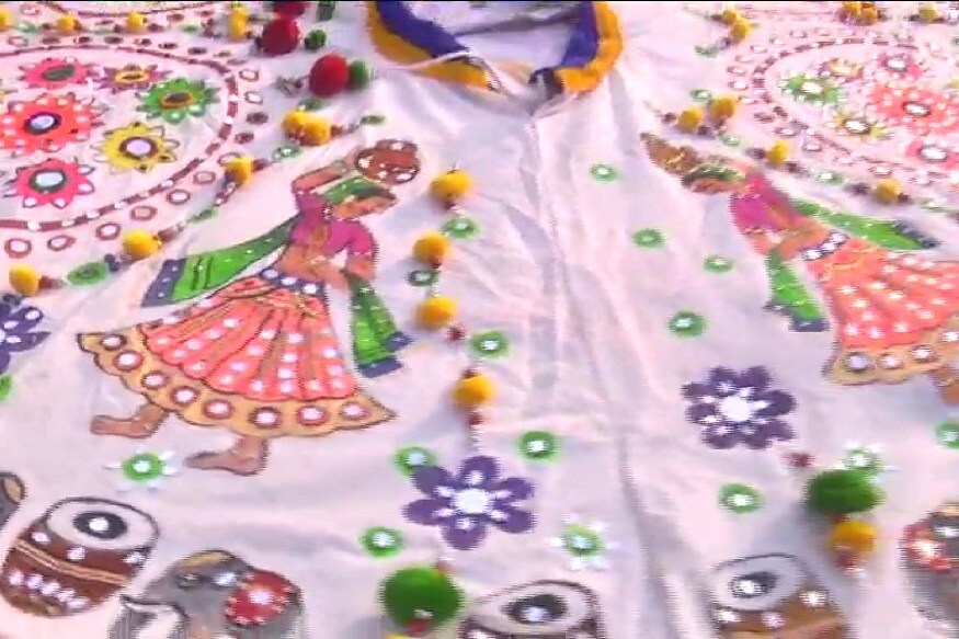 ન્યૂઝ18 ગુજરાતી (News18Gujarati) સાથેની વાતચીતમાં ચણિયાચોલીના વિક્રેતા સંજયભાઈ રુપારેલીયાએ વાતચીતમાં જણાવ્યું હતું કે, સામાન્યત: ડાયમંડ, ટીકા અને મીરર વર્ક પર આધારીત ચણિયાચોલી બનાવવા પાછળ 7 દિવસનો સમય લાગતો હોઈ છે. જેને બનાવવા પાછળનો ખર્ચ રુ.1000થી 8000 સુધીનો થતો હોઈ છે. તો સાથે જ તેનુ ભાડુ રુ.200થી લઈ રૂ.500 સુધીનું થતું હોઈ છે. જ્યારે કે રીયલ પેઈન્ટિંગ આધારીત ચણિયાચોલી બનાવવા પાછળ 8 દિવસનો સમય લાગે છે. ન્યૂઝ18 ગુજરાતી (News18Gujarati) સાથેની વાતચીતમાં ચણિયાચોલીના વિક્રેતા સંજયભાઈ રુપારેલીયાએ વાતચીતમાં જણાવ્યું હતું કે, સામાન્યત: ડાયમંડ, ટીકા અને મીરર વર્ક પર આધારીત ચણિયાચોલી બનાવવા પાછળ 7 દિવસનો સમય લાગતો હોઈ છે. જેને બનાવવા પાછળનો ખર્ચ રુ.1000થી 8000 સુધીનો થતો હોઈ છે. તો સાથે જ તેનુ ભાડુ રુ.200થી લઈ રૂ.500 સુધીનું થતું હોઈ છે. જ્યારે કે રીયલ પેઈન્ટિંગ આધારીત ચણિયાચોલી બનાવવા પાછળ 8 દિવસનો સમય લાગે છે.