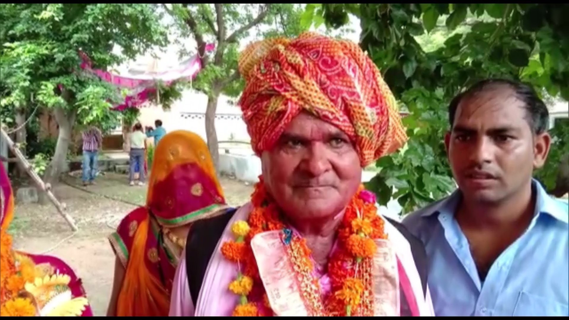 સરકારી ઉચ્ચતર માધ્યમિક શાળા સૌરાઇમાં પ્રવક્તા રમેશચંદ મીણા શનિવારે નિવૃત્ત થયા હતા. તેણે તેમના ગામ મલાવલી (લક્ષ્મણગઢ) જવા માટે શાળામાંથી હેલિકોપ્ટર બૂક કરાવ્યું હતું. સ્કૂલમાંથી વિદાય લીધા બાદ તે પત્ની સોમતી મીણા અને પૌત્ર અજય સાથે હેલિકોપ્ટર દ્વારા તેમના ગામ પહોંચ્યા હતા. સરકારી ઉચ્ચતર માધ્યમિક શાળા સૌરાઇમાં પ્રવક્તા રમેશચંદ મીણા શનિવારે નિવૃત્ત થયા હતા. તેણે તેમના ગામ મલાવલી (લક્ષ્મણગઢ) જવા માટે શાળામાંથી હેલિકોપ્ટર બૂક કરાવ્યું હતું. સ્કૂલમાંથી વિદાય લીધા બાદ તે પત્ની સોમતી મીણા અને પૌત્ર અજય સાથે હેલિકોપ્ટર દ્વારા તેમના ગામ પહોંચ્યા હતા.