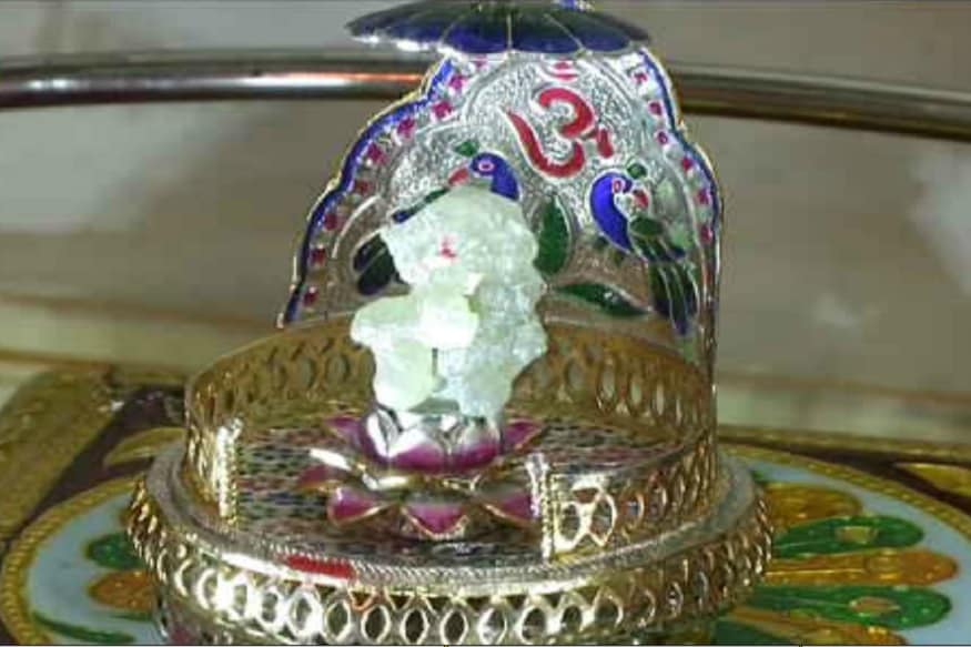 પ્રજ્ઞેશ વ્યાસ, સુરત : સુરતનાં કતારગામ વિસ્તારમાં રહેતા હીરા ઉદ્યોગકાર દવારા પોતાના ઘરમાં શ્રીજી આકારના રફ ડાયમંડના ગણેશની સ્થાપના કરવામાં આવી છે. રાજેશ પાંડવ દ્વારા 27.74 કેરેટના કરોડોનું મૂલ્ય અને ગણપતિ જેવું સ્વરૂપ ધરાવતાં રફ ડાયમંડની સ્થાપના આજે ચતુર્થીના દિવસે કરવામાં આવી છે. પ્રજ્ઞેશ વ્યાસ, સુરત : સુરતનાં કતારગામ વિસ્તારમાં રહેતા હીરા ઉદ્યોગકાર દવારા પોતાના ઘરમાં શ્રીજી આકારના રફ ડાયમંડના ગણેશની સ્થાપના કરવામાં આવી છે. રાજેશ પાંડવ દ્વારા 27.74 કેરેટના કરોડોનું મૂલ્ય અને ગણપતિ જેવું સ્વરૂપ ધરાવતાં રફ ડાયમંડની સ્થાપના આજે ચતુર્થીના દિવસે કરવામાં આવી છે.