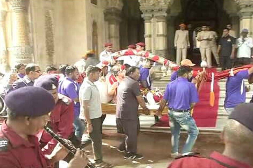 શહેરીજનો માંટે આકર્ષણરૂપ રાજમહેલની ગણપતિની પ્રતિમાં છેલ્લા 30 વર્ષોથી વડોદરાના ચવાણ પરિવારનાં ત્રણ ભાઇઓ માનસિંગ, લાલસિંગ અને પ્રદિપ ચવાણ બનાવે છે. અગાઉ 1939થી કુષ્ણરાવ ચવાણ રાજમેહલની શ્રીજીની મૂર્તિ બનાવતા હતા. 1987 માં તેમના પિતા સ્વ કુષ્ણરાવ ચવાણનું અવસાન બાદ ત્રણ કલાકાર ભાઇઓએ રાજમહેલની શ્રીજીની પ્રતિમા બનાવવાનો વારસો અત્યાકસુઘી જાળવી રાખ્યો છે. અને આજે પણ સ્વ. કૃષ્ણરાવ ચવાણ જે રંગ, રૂપ વજન અને મૂર્તિનું સ્વરૂપ સાથે પ્રતિમા બનાવતા હતા. એજ પરંપરા આજે પણ આજ ભાઇઓએ જાળવી પ્રતિમાં બનાવવામાં આવે છે. શહેરીજનો માંટે આકર્ષણરૂપ રાજમહેલની ગણપતિની પ્રતિમાં છેલ્લા 30 વર્ષોથી વડોદરાના ચવાણ પરિવારનાં ત્રણ ભાઇઓ માનસિંગ, લાલસિંગ અને પ્રદિપ ચવાણ બનાવે છે. અગાઉ 1939થી કુષ્ણરાવ ચવાણ રાજમેહલની શ્રીજીની મૂર્તિ બનાવતા હતા. 1987 માં તેમના પિતા સ્વ કુષ્ણરાવ ચવાણનું અવસાન બાદ ત્રણ કલાકાર ભાઇઓએ રાજમહેલની શ્રીજીની પ્રતિમા બનાવવાનો વારસો અત્યાકસુઘી જાળવી રાખ્યો છે. અને આજે પણ સ્વ. કૃષ્ણરાવ ચવાણ જે રંગ, રૂપ વજન અને મૂર્તિનું સ્વરૂપ સાથે પ્રતિમા બનાવતા હતા. એજ પરંપરા આજે પણ આજ ભાઇઓએ જાળવી પ્રતિમાં બનાવવામાં આવે છે.