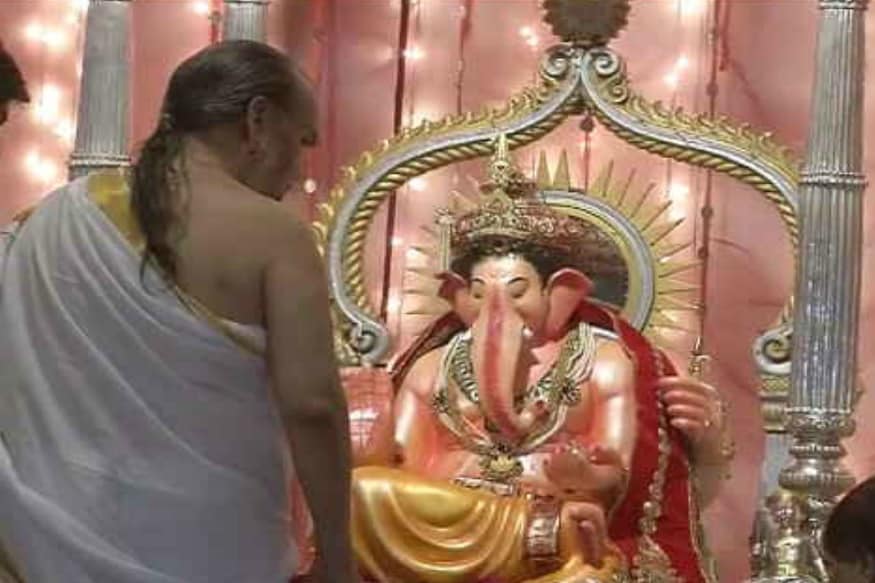 શ્રીજીની પ્રતિમાને આખરી ઓપ આપ્યા બાદ સ્થાપનાનાં દિવસે રાજગુરૂ ઘુવદત્ત વ્યાસ ઘ્વારા મૂર્તિકારોનાં નિવાસ્થાને પોંહચી શાસ્ત્રોકત વિઘિ કરે છે. ત્યારબાદ મૂર્તિકાર કલાકારોને નાળિયેર આપી કંકુ લગાડી તેમનુ સન્માન કરે છે અને ત્યારબાદ પરંપરાગત શરણાંઇની સુરાવલી વલ્લારુ પરંપરાગત વાઘ્યો તેમેજ બેન્ડવાજા સાથે બંદૂકની સલામી સલામી સાથે મુખ્યપ્રવેશ દ્રારથી શ્રીજીની સવારી રાજમહેલમાં પ્રવેશે છે. શ્રીજીની પ્રતિમાને આખરી ઓપ આપ્યા બાદ સ્થાપનાનાં દિવસે રાજગુરૂ ઘુવદત્ત વ્યાસ ઘ્વારા મૂર્તિકારોનાં નિવાસ્થાને પોંહચી શાસ્ત્રોકત વિઘિ કરે છે. ત્યારબાદ મૂર્તિકાર કલાકારોને નાળિયેર આપી કંકુ લગાડી તેમનુ સન્માન કરે છે અને ત્યારબાદ પરંપરાગત શરણાંઇની સુરાવલી વલ્લારુ પરંપરાગત વાઘ્યો તેમેજ બેન્ડવાજા સાથે બંદૂકની સલામી સલામી સાથે મુખ્યપ્રવેશ દ્રારથી શ્રીજીની સવારી રાજમહેલમાં પ્રવેશે છે.