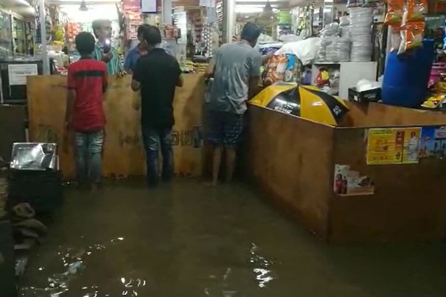 રાજ્યમાં ચોમાસું અંતિમ તબક્કામાં આક્રમક બેટિંગ કરી રહ્યું હોય તેવું જણાઈ રહ્યું છે. વલસાડ જિલ્લામાં ફરી એક વાર મેઘરાજા મન મૂકીને વરસ્યા હતા. જિલ્લામાં બારેમેઘ ખાંગા થયા છે. જિલ્લાના લગભગ તમામ તાલુકાઓમાં સાંબેલાધાર વરસાદ વરસ્યો છે. જિલ્લામાં સૌથી વધુ વાપીમાં 11.5 ઇંચ વરસાદ વરસ્યો છે. ભારે વરસાદના કારણે વાપી શહેરનાં નીચાણવાળા વિસ્તારોની દુકાનોમાં પાણી ભરાયાં હતા. દુકાનોમાં પાણી ભરાતાં વેપારીઓ અને ગ્રાહકો મુશ્કેલીમાં મૂકાઈ ગયાં હતા. કેટલાક વિસ્તારોમાં ગોઠણ સુધીના પાણી ભરાવાથી જળબંબાકારની સ્થિતિ થઈ હતી. રાજ્યમાં ચોમાસું અંતિમ તબક્કામાં આક્રમક બેટિંગ કરી રહ્યું હોય તેવું જણાઈ રહ્યું છે. વલસાડ જિલ્લામાં ફરી એક વાર મેઘરાજા મન મૂકીને વરસ્યા હતા. જિલ્લામાં બારેમેઘ ખાંગા થયા છે. જિલ્લાના લગભગ તમામ તાલુકાઓમાં સાંબેલાધાર વરસાદ વરસ્યો છે. જિલ્લામાં સૌથી વધુ વાપીમાં 11.5 ઇંચ વરસાદ વરસ્યો છે. ભારે વરસાદના કારણે વાપી શહેરનાં નીચાણવાળા વિસ્તારોની દુકાનોમાં પાણી ભરાયાં હતા. દુકાનોમાં પાણી ભરાતાં વેપારીઓ અને ગ્રાહકો મુશ્કેલીમાં મૂકાઈ ગયાં હતા. કેટલાક વિસ્તારોમાં ગોઠણ સુધીના પાણી ભરાવાથી જળબંબાકારની સ્થિતિ થઈ હતી.