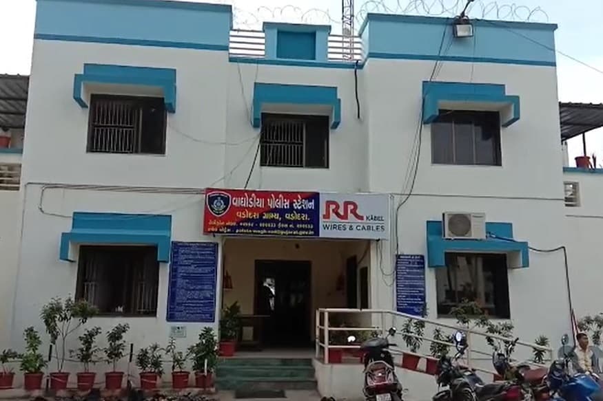 દારૂની મહેફિલમાંથી પકડાયેલા આરોપીઓના નામ- દીપક ઉર્ફે વાઘો વિજયભાઇ જયસ્વાલ, પ્રિયાક જતીનભાઇ પટેલ, ધીરજ રમેશભાઇ પટેલ, ભરત ઘનશ્યામભાઇ પટેલ, ચંદ્રકાન્ત હેમંતભાઇ પરમાર, રવિસિંહ અજીતસિંહ પરમાર, કાળુભાઇ માનસિંગભાઇ રાઠોડ, નગીનભાઇ મોહનભાઇ ભાલીટા, કેયુરભાઇ વિનુભાઇ પટેલ, કિરણ રમેશભાઇ પટેલ, અમિત વરેચંદ્ર વણકર, આદિત્ય યોગેશભાઇ સોની, જલદીપ પ્રવિણભાઇ પટેલ, વિજય બલદેવભાઇ પટેલ, મેહુલ લવજીભાઇ ધામેલીયા, ભોગીલાલ બાબુભાઇ પટેલ, ધીરેન રમણભાઇ પટેલ, કૃણાલ જતીનભાઇ વટવા, મિલન અશોકભાઇ પાટીલ, ચિરાગ જયેન્દ્રભાઇ ટ્રેલર, વૈભવ અરવિંદભાઇ જોષી, હેમંત જયંતિભાઇ ભાવસાર, હેમંત રમેશકુમાર શર્મા, વિવેક બદ્રીપ્રસાદ ભાટીયા, તુષાર રમણભાઇ બ્રહ્મભટ્ટ, ગૌરાંગ રજનીકાંત ઠક્કર, જનકકુમાર જનજીવનભાઇ પટેલ, મીતુલ કનુભાઇ પટેલ, ભાવીન ઘનશ્યામભાઇ પટેલ, પ્રશાંતસેન સંતોષસેન સેન, અમિત સત્યનારાયણ સાપરે, સન્ની રાજુભાઇ પટેલ, ભરત ચંદુભાઇ પટેલ, મુકેશ કરશનભાઇ રોહીત, જીગ્નેશ જીતીનભાઇ પટેલ, રજનીકાંત અમૃતભાઇ જયસ્વાલ. દારૂની મહેફિલમાંથી પકડાયેલા આરોપીઓના નામ- દીપક ઉર્ફે વાઘો વિજયભાઇ જયસ્વાલ, પ્રિયાક જતીનભાઇ પટેલ, ધીરજ રમેશભાઇ પટેલ, ભરત ઘનશ્યામભાઇ પટેલ, ચંદ્રકાન્ત હેમંતભાઇ પરમાર, રવિસિંહ અજીતસિંહ પરમાર, કાળુભાઇ માનસિંગભાઇ રાઠોડ, નગીનભાઇ મોહનભાઇ ભાલીટા, કેયુરભાઇ વિનુભાઇ પટેલ, કિરણ રમેશભાઇ પટેલ, અમિત વરેચંદ્ર વણકર, આદિત્ય યોગેશભાઇ સોની, જલદીપ પ્રવિણભાઇ પટેલ, વિજય બલદેવભાઇ પટેલ, મેહુલ લવજીભાઇ ધામેલીયા, ભોગીલાલ બાબુભાઇ પટેલ, ધીરેન રમણભાઇ પટેલ, કૃણાલ જતીનભાઇ વટવા, મિલન અશોકભાઇ પાટીલ, ચિરાગ જયેન્દ્રભાઇ ટ્રેલર, વૈભવ અરવિંદભાઇ જોષી, હેમંત જયંતિભાઇ ભાવસાર, હેમંત રમેશકુમાર શર્મા, વિવેક બદ્રીપ્રસાદ ભાટીયા, તુષાર રમણભાઇ બ્રહ્મભટ્ટ, ગૌરાંગ રજનીકાંત ઠક્કર, જનકકુમાર જનજીવનભાઇ પટેલ, મીતુલ કનુભાઇ પટેલ, ભાવીન ઘનશ્યામભાઇ પટેલ, પ્રશાંતસેન સંતોષસેન સેન, અમિત સત્યનારાયણ સાપરે, સન્ની રાજુભાઇ પટેલ, ભરત ચંદુભાઇ પટેલ, મુકેશ કરશનભાઇ રોહીત, જીગ્નેશ જીતીનભાઇ પટેલ, રજનીકાંત અમૃતભાઇ જયસ્વાલ.
