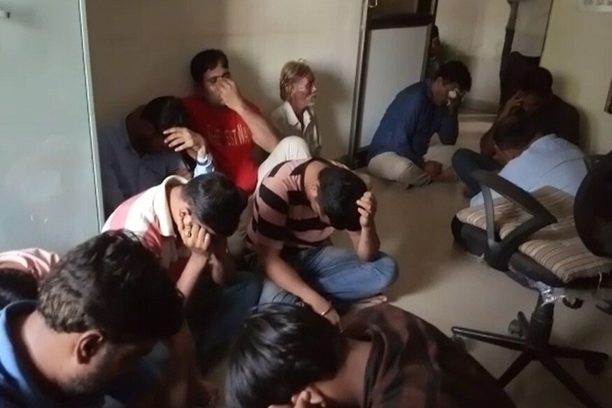 ફરીદખાન પઠાણ, વડોદરા : વડોદરા જિલ્લાનાં વાધોડિયાનાં જરોદ પાસે સ્થિત ફાર્મ હાઉસમાં દરોડા પાડીને દારૂની મહેફિલ માણતાં 35 નબીરાઓને ઝડપી પાડ્યાં હતાં. તેમની પાસેથી દારૂ, વાહનો, મોબાઇલ મળીને કુલ 25.47 લાખ રુપિયાનો મુદ્દામાલ જપ્ત કર્યો હતો. આ તમામ આરોપીઓ સામે કાર્યવાહી શરૂ કરવામાં આવી છે તો બીજી તરફ ફાર્મહાઉસ માલિકની શોધખોળ હાથ ધરવામાં આવી છે. ફરીદખાન પઠાણ, વડોદરા : વડોદરા જિલ્લાનાં વાધોડિયાનાં જરોદ પાસે સ્થિત ફાર્મ હાઉસમાં દરોડા પાડીને દારૂની મહેફિલ માણતાં 35 નબીરાઓને ઝડપી પાડ્યાં હતાં. તેમની પાસેથી દારૂ, વાહનો, મોબાઇલ મળીને કુલ 25.47 લાખ રુપિયાનો મુદ્દામાલ જપ્ત કર્યો હતો. આ તમામ આરોપીઓ સામે કાર્યવાહી શરૂ કરવામાં આવી છે તો બીજી તરફ ફાર્મહાઉસ માલિકની શોધખોળ હાથ ધરવામાં આવી છે.
