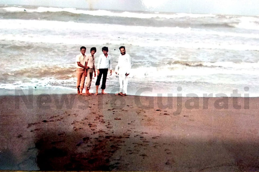 સંજય ટાંક, અમદાવાદ : કેન્દ્રીય ગૃહ મંત્રી અને ભાજપાના રાષ્ટ્રીય અધ્યક્ષ અમિત શાહની આવી તસવીરો તમે પહેલા ક્યારેય નહીં જોઈ હોય. અમિત શાહના જન્મ દિવસે ન્યૂઝ18 ગુજરાતીએ અમિત શાહની રાજકીય કારકિર્દીથી અલગ તેમના જીવનમા ડોકીયું કરવાનો એક પ્રયાસ કર્યો છે. જે અનુસંધાને તેમને કેટલિક રૅર તસવીરો અહીં રજૂ કરી રહ્યા છીએ. સંજય ટાંક, અમદાવાદ : કેન્દ્રીય ગૃહ મંત્રી અને ભાજપાના રાષ્ટ્રીય અધ્યક્ષ અમિત શાહની આવી તસવીરો તમે પહેલા ક્યારેય નહીં જોઈ હોય. અમિત શાહના જન્મ દિવસે ન્યૂઝ18 ગુજરાતીએ અમિત શાહની રાજકીય કારકિર્દીથી અલગ તેમના જીવનમા ડોકીયું કરવાનો એક પ્રયાસ કર્યો છે. જે અનુસંધાને તેમને કેટલિક રૅર તસવીરો અહીં રજૂ કરી રહ્યા છીએ.