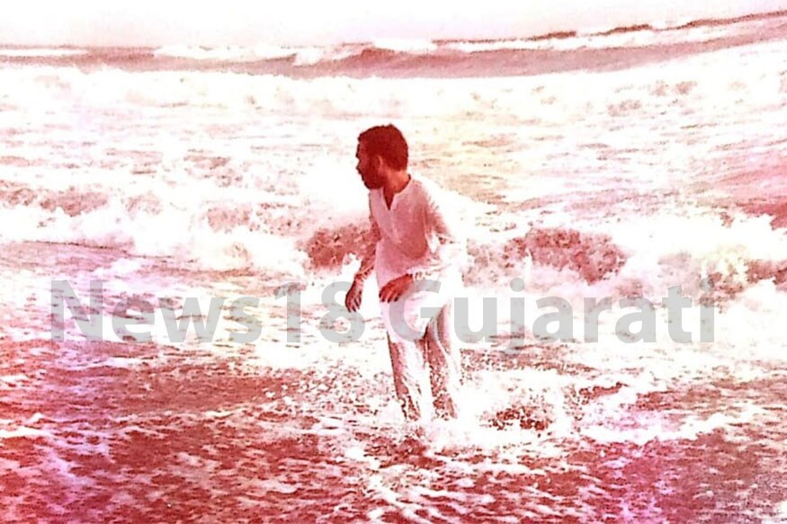 એ સમયે મિત્રો સાથે સોમનાથના દરિયે પહોંચેલા અમિત શાહ પોતાના મિત્રો મસ્તી કરતા નજરે પડી રહ્યા છે. એ સમયે મિત્રો સાથે સોમનાથના દરિયે પહોંચેલા અમિત શાહ પોતાના મિત્રો મસ્તી કરતા નજરે પડી રહ્યા છે.