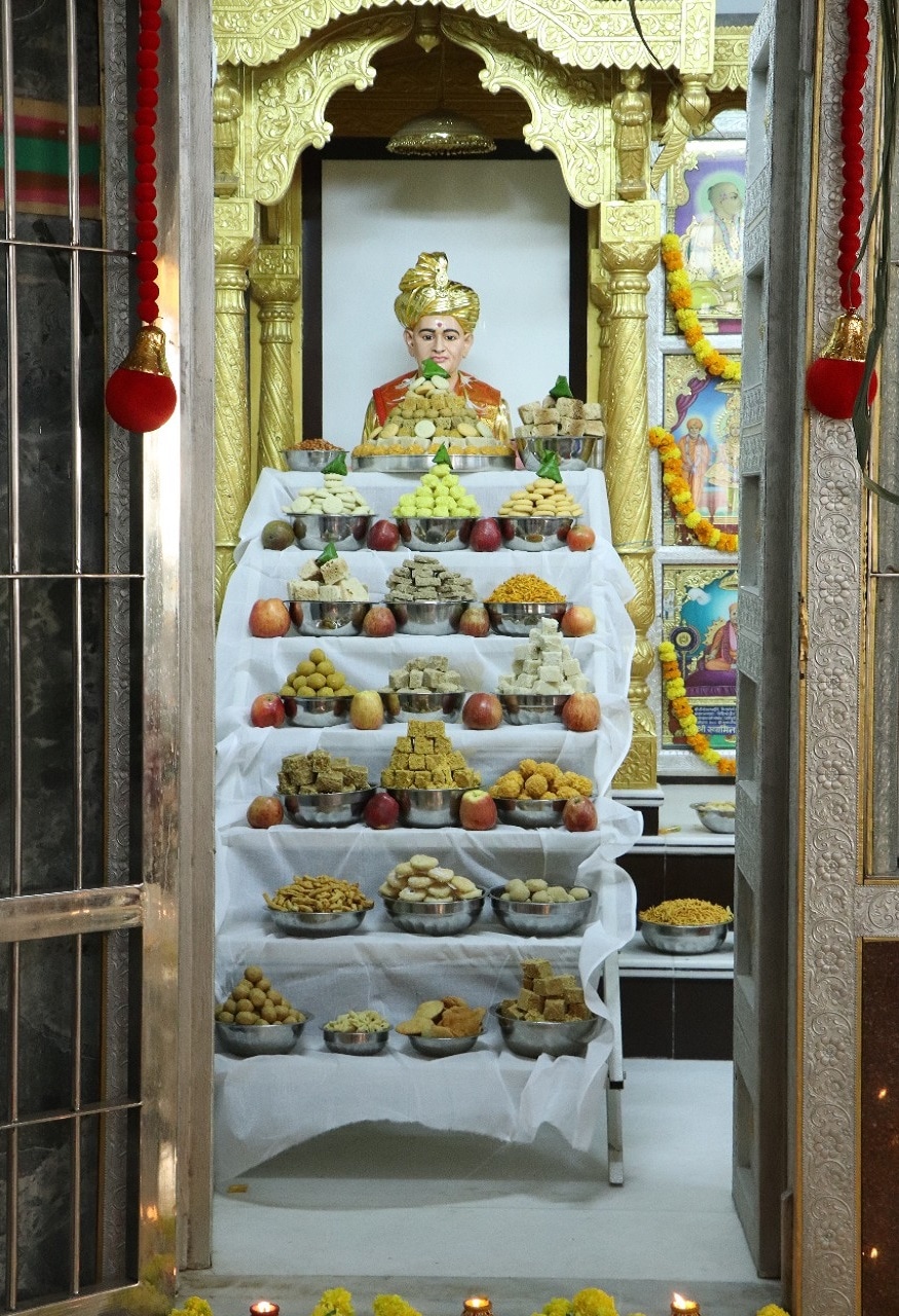 કુમકુમ મંદિરના સાધુ પ્રેમવત્સલદાસજીએ અન્નકૂટ અંગે જણાવ્યું હતું કે, ભાગવત્ પુરાણ પ્રમાણે આશરે પાંચ હજાર વર્ષ પૂર્વ ગોકુળમાં નૂતન વર્ષથી અન્નકૂટોત્સવનો પ્રારંભ થયો છે. શ્રી નંદરાયજી એમ માનતા હતા કે ઈન્દ્ર વરસાદનો રાજા છે તેથી તે દર વર્ષે વરસાદ વરસાવે અને આપણું ભરણપોષણ કરે છે. આથી તેઓ દર વર્ષે બેસતા વર્ષના દિવસે યજ્ઞ કરીને ઈન્દ્રની પૂજા કરતા હતા. પરંતુ કૃષ્ણને આ યોગ્ય લાગ્યું નહી. કુમકુમ મંદિરના સાધુ પ્રેમવત્સલદાસજીએ અન્નકૂટ અંગે જણાવ્યું હતું કે, ભાગવત્ પુરાણ પ્રમાણે આશરે પાંચ હજાર વર્ષ પૂર્વ ગોકુળમાં નૂતન વર્ષથી અન્નકૂટોત્સવનો પ્રારંભ થયો છે. શ્રી નંદરાયજી એમ માનતા હતા કે ઈન્દ્ર વરસાદનો રાજા છે તેથી તે દર વર્ષે વરસાદ વરસાવે અને આપણું ભરણપોષણ કરે છે. આથી તેઓ દર વર્ષે બેસતા વર્ષના દિવસે યજ્ઞ કરીને ઈન્દ્રની પૂજા કરતા હતા. પરંતુ કૃષ્ણને આ યોગ્ય લાગ્યું નહી.