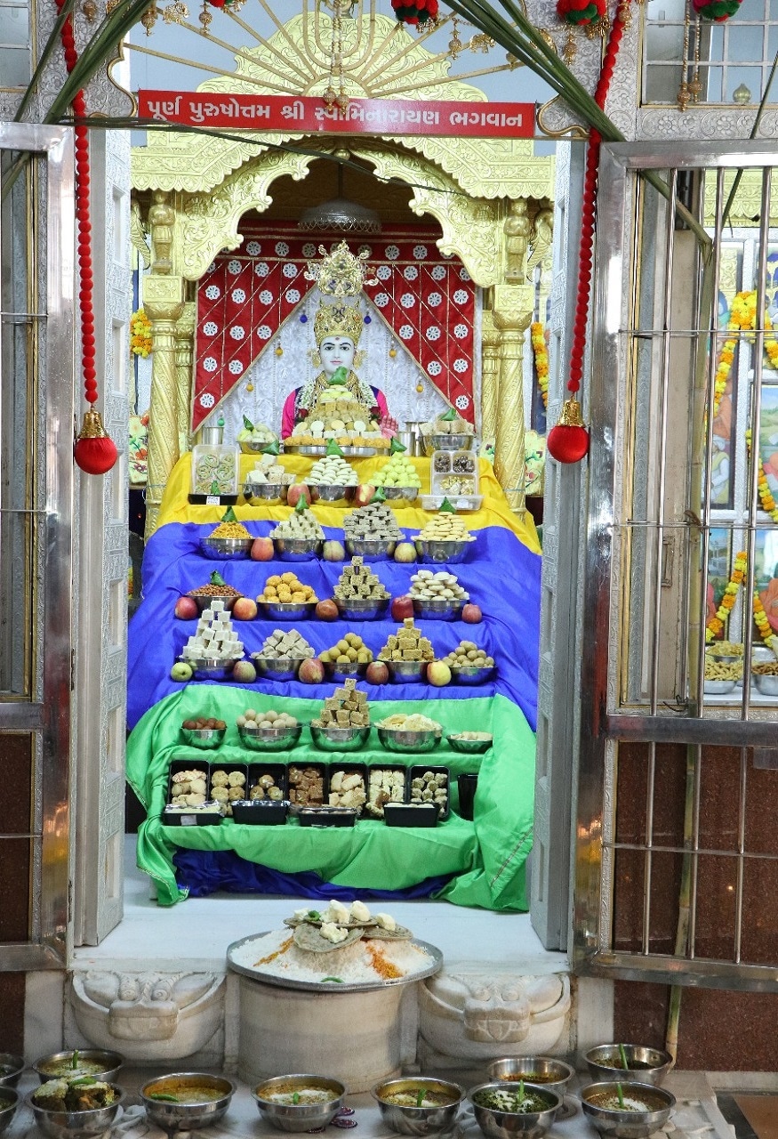 કૃષ્ણ ભગવાને નંદબાવાને સમજાવીને કહ્યું કે, આપણા દેવતા તો ગોવર્ધન છે માટે આપણે તેમની પૂજા કરવી જાઈએ. કનૈયાની વાત નંદબાવાને ગળે ઉતરી ગઈ એટલે સૌએ નવા વર્ષે કારતક સુદ - એકમના દિવસે બધા ગોવાળીયાઓએ ભેગા થઈને ગિરીરાજ ગોવર્ધન ઉપર જળ તથા દૂધનો અભિષેક કરી પૂજન - અર્ચન કરી આરતી ઉતારી. ત્યારબાદ બધા પોત - પોતાના ઘેરથી થાળ માટે જે - જે લાવ્યા હતા તે ત્યાં ધરાવ્યું. તેનો જે ઢગલો થયો તેનું નામ અન્નકૂટ. સૌના દેખતા ગોવર્ધને થાળ પણ અંગીકાર કર્યો ને બધાને પ્રત્યક્ષ દર્શન થયું. કૃષ્ણ ભગવાને નંદબાવાને સમજાવીને કહ્યું કે, આપણા દેવતા તો ગોવર્ધન છે માટે આપણે તેમની પૂજા કરવી જાઈએ. કનૈયાની વાત નંદબાવાને ગળે ઉતરી ગઈ એટલે સૌએ નવા વર્ષે કારતક સુદ - એકમના દિવસે બધા ગોવાળીયાઓએ ભેગા થઈને ગિરીરાજ ગોવર્ધન ઉપર જળ તથા દૂધનો અભિષેક કરી પૂજન - અર્ચન કરી આરતી ઉતારી. ત્યારબાદ બધા પોત - પોતાના ઘેરથી થાળ માટે જે - જે લાવ્યા હતા તે ત્યાં ધરાવ્યું. તેનો જે ઢગલો થયો તેનું નામ અન્નકૂટ. સૌના દેખતા ગોવર્ધને થાળ પણ અંગીકાર કર્યો ને બધાને પ્રત્યક્ષ દર્શન થયું.