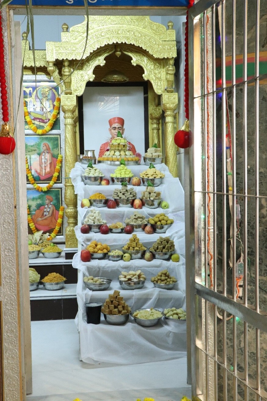ત્યારબાદ પ્રસાદ વહેંચવામાં આવ્યો અને સૌએ આનંદ કિલ્લોલ કર્યો. આમ, સાત વર્ષના કનૈયાએ દર વર્ષે થતો ઈન્દ્રયાગ બંધ કરાવીને ગોવર્ધનની પૂજા કરીને કાયમ માટે અન્નકૂટોત્સવનો પ્રારંભ કરાવ્યો. ત્યારબાદ પ્રસાદ વહેંચવામાં આવ્યો અને સૌએ આનંદ કિલ્લોલ કર્યો. આમ, સાત વર્ષના કનૈયાએ દર વર્ષે થતો ઈન્દ્રયાગ બંધ કરાવીને ગોવર્ધનની પૂજા કરીને કાયમ માટે અન્નકૂટોત્સવનો પ્રારંભ કરાવ્યો.