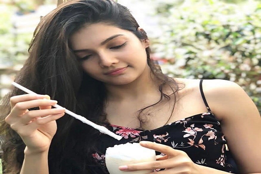 ભારતનો સ્ટાર બેટ્સમેન મનીષ પાંડે (Manish Pandey)જલ્દી લગ્ન કરવા જઈ રહ્યો છે. તે ફિલ્મ અભિનેત્રી અશ્રિતા શેટ્ટી(Ashrita Shetty) ને પોતાની જીવનસાથી બનાવવા જઈ રહ્યો છે. રિપોર્ટ પ્રમાણે બંનેના 2 ડિસેમ્બરે મુંબઈમાં લગ્ન થશે. મનીષ પાંડે હાલ કર્ણાટક ક્રિકેટ ટીમની કેપ્ટનશિપ કરી રહ્યો છે અને વિજય હઝારે ટ્રોફી (Vijay Hazare Trophy)માં રમી રહ્યો છે. મનીષ પાંડે અને અશ્રિતા શેટ્ટી રિલેશનશિપમાં હોવાના સમાચાર લાંબા સમયથી ચાલી રહ્યા છે. હવે લગ્નના જાણકારી આવ્યા પછી આ સંબંધોની પૃષ્ટી થઈ ગઈ છે. ભારતનો સ્ટાર બેટ્સમેન મનીષ પાંડે (Manish Pandey)જલ્દી લગ્ન કરવા જઈ રહ્યો છે. તે ફિલ્મ અભિનેત્રી અશ્રિતા શેટ્ટી(Ashrita Shetty) ને પોતાની જીવનસાથી બનાવવા જઈ રહ્યો છે. રિપોર્ટ પ્રમાણે બંનેના 2 ડિસેમ્બરે મુંબઈમાં લગ્ન થશે. મનીષ પાંડે હાલ કર્ણાટક ક્રિકેટ ટીમની કેપ્ટનશિપ કરી રહ્યો છે અને વિજય હઝારે ટ્રોફી (Vijay Hazare Trophy)માં રમી રહ્યો છે. મનીષ પાંડે અને અશ્રિતા શેટ્ટી રિલેશનશિપમાં હોવાના સમાચાર લાંબા સમયથી ચાલી રહ્યા છે. હવે લગ્નના જાણકારી આવ્યા પછી આ સંબંધોની પૃષ્ટી થઈ ગઈ છે.