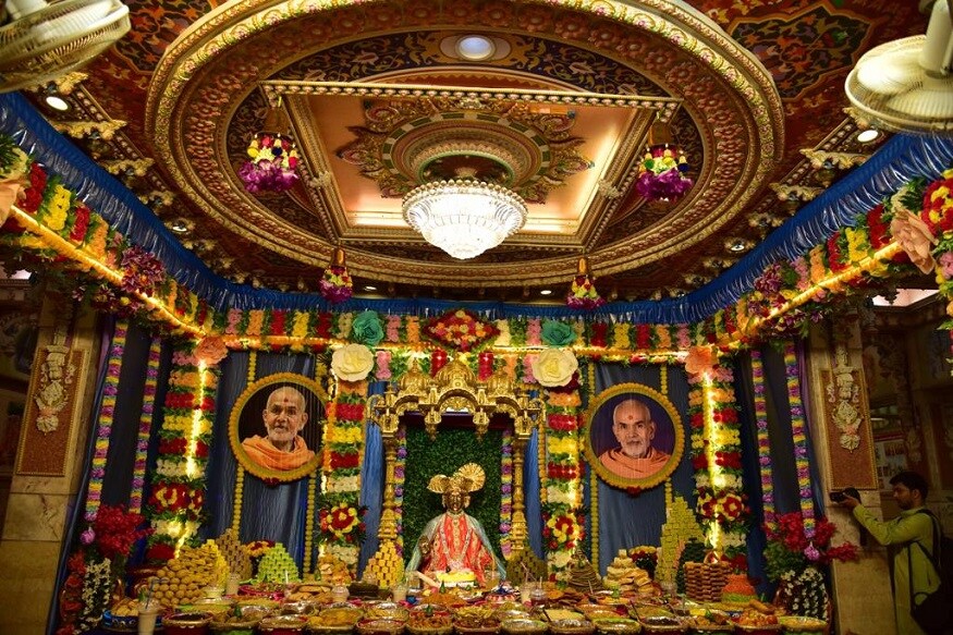 નૂતનવર્ષ નિમિતે શાહીબાગ સ્વામીનારાયણ મંદિર ખાતે મહાપૂજા અને અન્નકૂટ દર્શન યોજાયા હતા. જેમાં 1300થી વધુ વાનગીઓ ભગવાન સ્વામિનારાયણ સમક્ષ અર્પણ કરાઈ હતી. નૂતનવર્ષ નિમિતે શાહીબાગ સ્વામીનારાયણ મંદિર ખાતે મહાપૂજા અને અન્નકૂટ દર્શન યોજાયા હતા. જેમાં 1300થી વધુ વાનગીઓ ભગવાન સ્વામિનારાયણ સમક્ષ અર્પણ કરાઈ હતી.