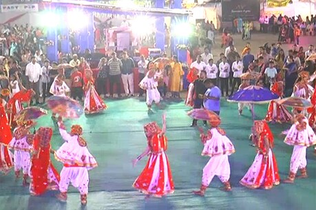 Video : ખેલૈયાઓએ પરંપરાગત છત્રી સાથે ગરબાની રમઝટ બોલાવી Video : ખેલૈયાઓએ પરંપરાગત છત્રી સાથે ગરબાની રમઝટ બોલાવી
