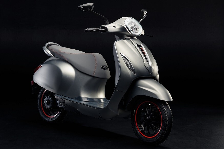 ન્યૂઝ18ગુજરાતીઃ બજાજ ઑટોએ (Bajaj Auto) પોતાનું લેજેન્ડ્રી સ્કૂટર બજાજ ચેતકને (Bajaj chetak) એકદમ નવા અવતારમાં રજૂ કર્યું છે. નવું ચેતક કંપનીનું પહેલું ઇલેક્ટ્રિક સ્કૂટર છે. કંપની પોતાના ઇલેક્ટ્રિક વાહન બ્રાન્ડ અર્બાનાઇટ (Urbanite)અંતર્ગત વેચશે એવું પહેલા માનવમાં આવતું હતું. પરંતુ આને ચેતક નામથી જ રજૂ કર્યું છે. ન્યૂઝ18ગુજરાતીઃ બજાજ ઑટોએ (Bajaj Auto) પોતાનું લેજેન્ડ્રી સ્કૂટર બજાજ ચેતકને (Bajaj chetak) એકદમ નવા અવતારમાં રજૂ કર્યું છે. નવું ચેતક કંપનીનું પહેલું ઇલેક્ટ્રિક સ્કૂટર છે. કંપની પોતાના ઇલેક્ટ્રિક વાહન બ્રાન્ડ અર્બાનાઇટ (Urbanite)અંતર્ગત વેચશે એવું પહેલા માનવમાં આવતું હતું. પરંતુ આને ચેતક નામથી જ રજૂ કર્યું છે.