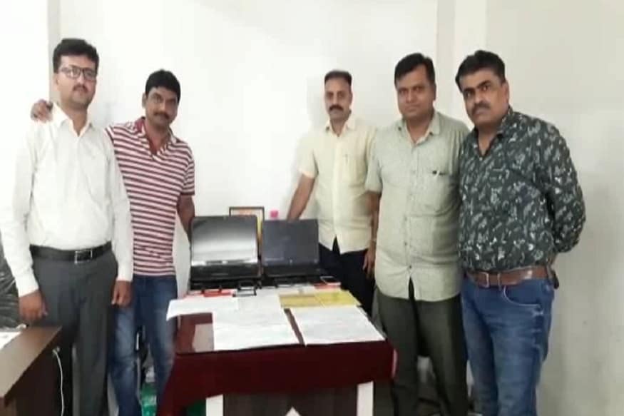 રાત્રે હિતેશ બાઇકની ચોરી કરતો હતો અને સવારે રસ્તામાં મોપેડ પર એકલી જતી યુવતીનું પર્સ અને કિંમતી સામાનની ચોરી કરી બાઇક બિનવારસી મુકી દે છે. મોહમંદ નૂર મહિધરપુરામાં દારૂના ગુનામાં પકડાયેલો હતો. જોકે પકડાયેલા આરોપીની વધુ પૂછપરછ કરતા ચોરી અને સ્નેચીંગના અનેક ભેદ ઉકલાય તેવી આશંકા પોલીસે વ્યક્ત કરી છે, હાલ તો પોલીસે બંને આરોપીની ધરપકડ કરી વધુ ભેદ ઉકેલવા કોર્ટમાં રજુ કરી રિમાન્ડની માંગણી કરી છે. રાત્રે હિતેશ બાઇકની ચોરી કરતો હતો અને સવારે રસ્તામાં મોપેડ પર એકલી જતી યુવતીનું પર્સ અને કિંમતી સામાનની ચોરી કરી બાઇક બિનવારસી મુકી દે છે. મોહમંદ નૂર મહિધરપુરામાં દારૂના ગુનામાં પકડાયેલો હતો. જોકે પકડાયેલા આરોપીની વધુ પૂછપરછ કરતા ચોરી અને સ્નેચીંગના અનેક ભેદ ઉકલાય તેવી આશંકા પોલીસે વ્યક્ત કરી છે, હાલ તો પોલીસે બંને આરોપીની ધરપકડ કરી વધુ ભેદ ઉકેલવા કોર્ટમાં રજુ કરી રિમાન્ડની માંગણી કરી છે.