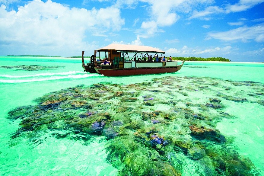 કુક આઇલેન્ડ, (Cook Islands): સહેલાણીઓ માટે આ જગ્યા પ્રાકૃતિક આકર્ષણથી ભરપૂર છે. વિઝા વગર તમે અંહી 13 દિવસ સુધી આરામથી પસાર કરી શકો છો. અહીં તમે અનેક જગ્યાએ સ્વિમિંગ, ટ્રેકિંગ, ઝરણાંઓનો આનંદ લઇ શકો છો. અહીંનો ટ્રેડિશનલ ડાંસ ખુબજ મનમોહક હોય છે. કુક આઇલેન્ડ, (Cook Islands): સહેલાણીઓ માટે આ જગ્યા પ્રાકૃતિક આકર્ષણથી ભરપૂર છે. વિઝા વગર તમે અંહી 13 દિવસ સુધી આરામથી પસાર કરી શકો છો. અહીં તમે અનેક જગ્યાએ સ્વિમિંગ, ટ્રેકિંગ, ઝરણાંઓનો આનંદ લઇ શકો છો. અહીંનો ટ્રેડિશનલ ડાંસ ખુબજ મનમોહક હોય છે.