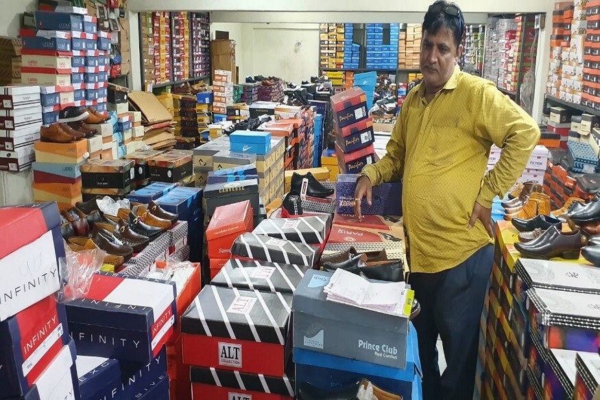અમદાવાદમાં દિવાળીનો તહેવાર નજીક આવતા જ બજારમાં બ્રાન્ડેડ વસ્તુના નામે બનાવટી વસ્તુઓનો ખડકલો થઇ ગયો હોય તેમ લાગી રહ્યું છે. શહેરના કેટલાક વિસ્તારોમાં બ્રાન્ડેડ કંપનીના બનાવટી શુઝ અને ચપ્પલનું વેચાણ થઇ રહ્યું હોવાની અરજી સીઆઇડી ક્રાઇમમાં આવતા જ સીઆઇડી ક્રાઇમ દ્વારા રેડ કરવાની કામગીરી હાથ ધરવામાં આવી હતી. અમદાવાદમાં દિવાળીનો તહેવાર નજીક આવતા જ બજારમાં બ્રાન્ડેડ વસ્તુના નામે બનાવટી વસ્તુઓનો ખડકલો થઇ ગયો હોય તેમ લાગી રહ્યું છે. શહેરના કેટલાક વિસ્તારોમાં બ્રાન્ડેડ કંપનીના બનાવટી શુઝ અને ચપ્પલનું વેચાણ થઇ રહ્યું હોવાની અરજી સીઆઇડી ક્રાઇમમાં આવતા જ સીઆઇડી ક્રાઇમ દ્વારા રેડ કરવાની કામગીરી હાથ ધરવામાં આવી હતી.