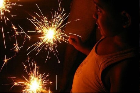 Diwali 2019: ફટાકડા ફોડતા પહેલાં આટલી ચીજો કરવાથી ચેતજો, જાણી લો સેફ્ટી ટીપ્સ Diwali 2019: ફટાકડા ફોડતા પહેલાં આટલી ચીજો કરવાથી ચેતજો, જાણી લો સેફ્ટી ટીપ્સ