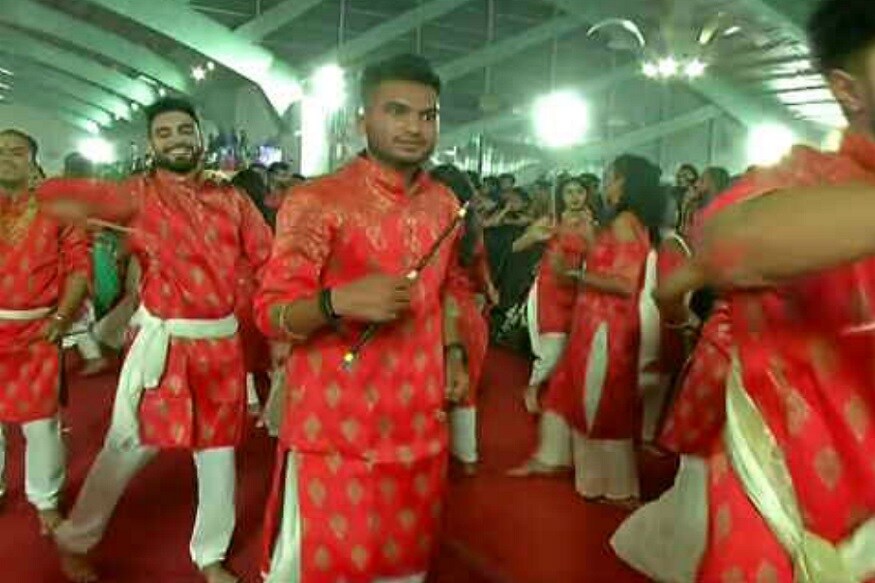 કંઇક અલગ કરવામાં સુરત (surat) હમેશા આગળ રહે છે. સુરતમાં ગરબા, દોઢિયા અને દાંડિયાનું અનોખું ફ્યુઝન જોવા મળ્યું હતું. કંઇક અલગ કરવામાં સુરત (surat) હમેશા આગળ રહે છે. સુરતમાં ગરબા, દોઢિયા અને દાંડિયાનું અનોખું ફ્યુઝન જોવા મળ્યું હતું.