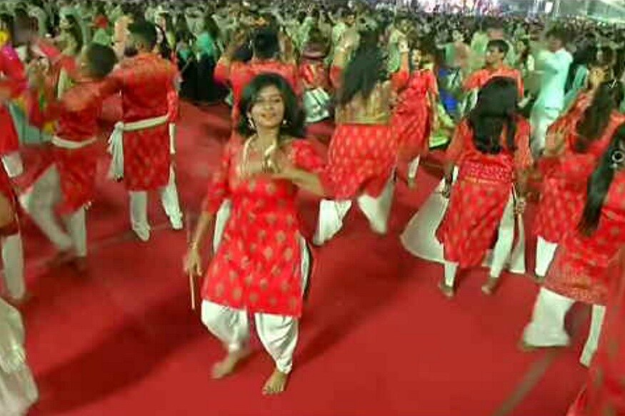 એક સરખા કપડામાં યુવાનો અને એવીજ રીતે મેચિંગ પેરમાં યુવતીઓના દોઢિયા રાસે લોકોના મન મોહી લીધા હતા. એક સરખા કપડામાં યુવાનો અને એવીજ રીતે મેચિંગ પેરમાં યુવતીઓના દોઢિયા રાસે લોકોના મન મોહી લીધા હતા.